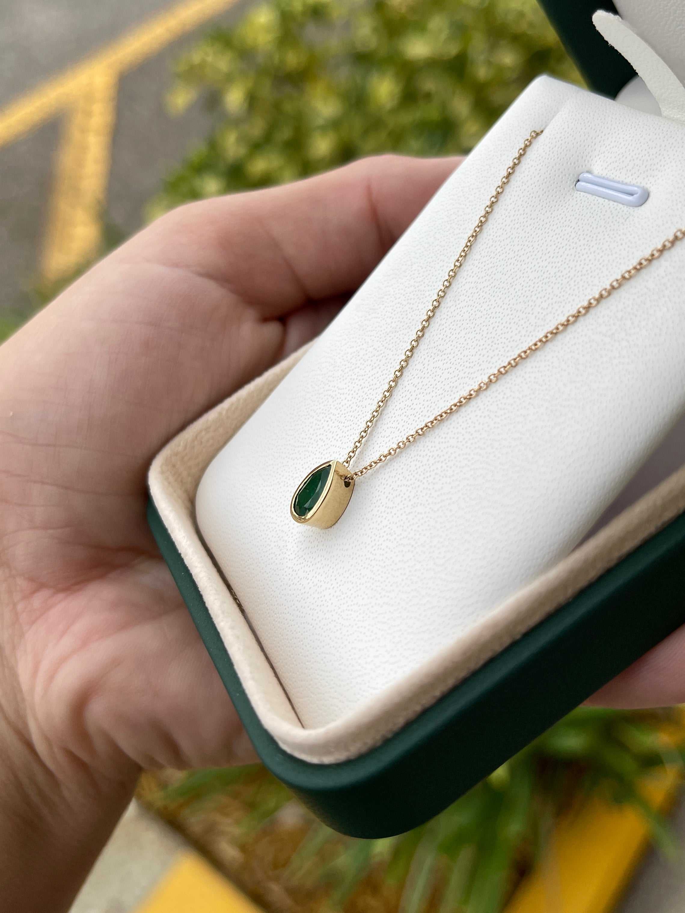 Collier coulissant à monture sertie d'une émeraude naturelle de 1,20 carat, taille poire, vert intense, en or 14 carats - Émeraudes colombiennes JR
