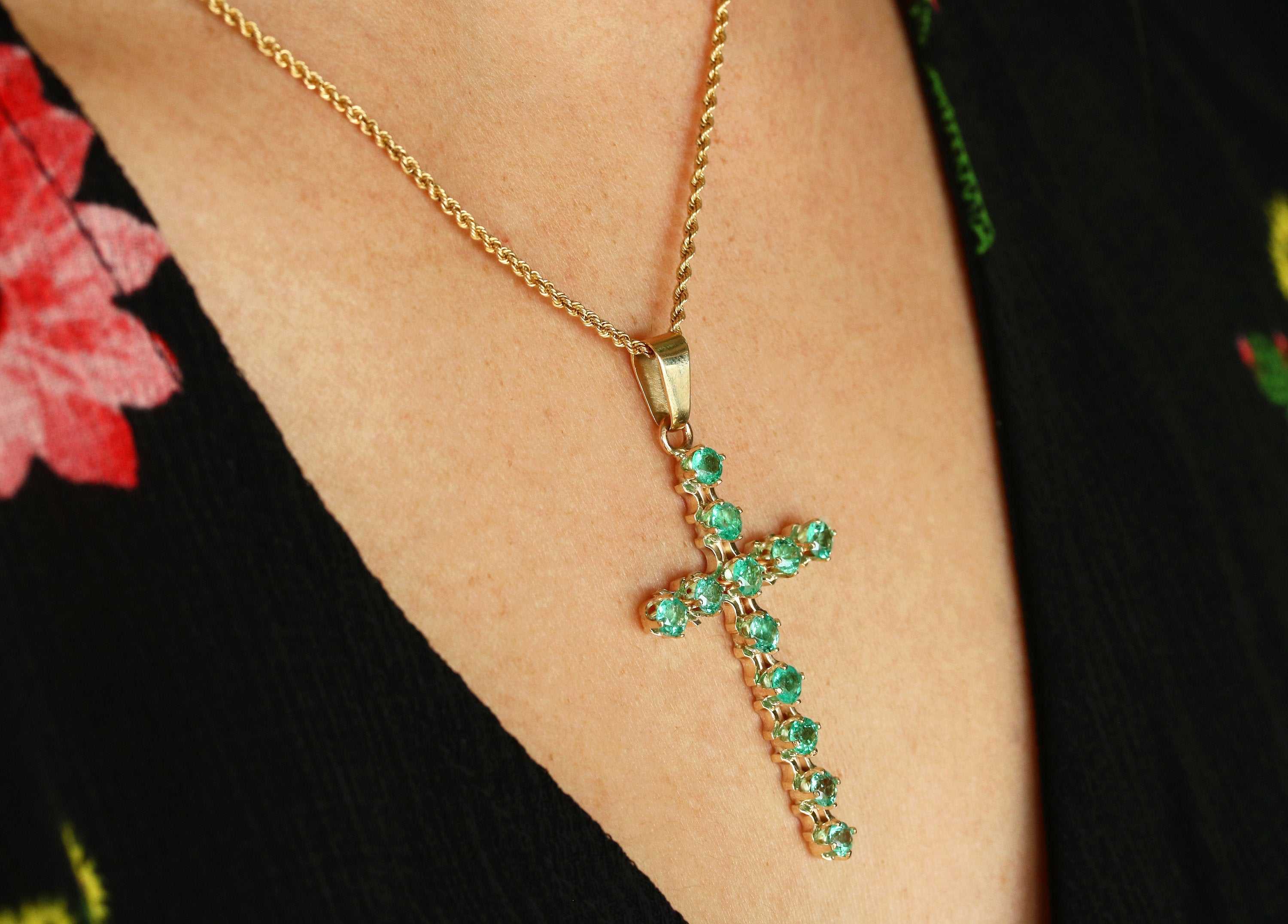 2.50 Carats Rich Green Emerald Classic Cross Tennis Pendant Unisex 18K
