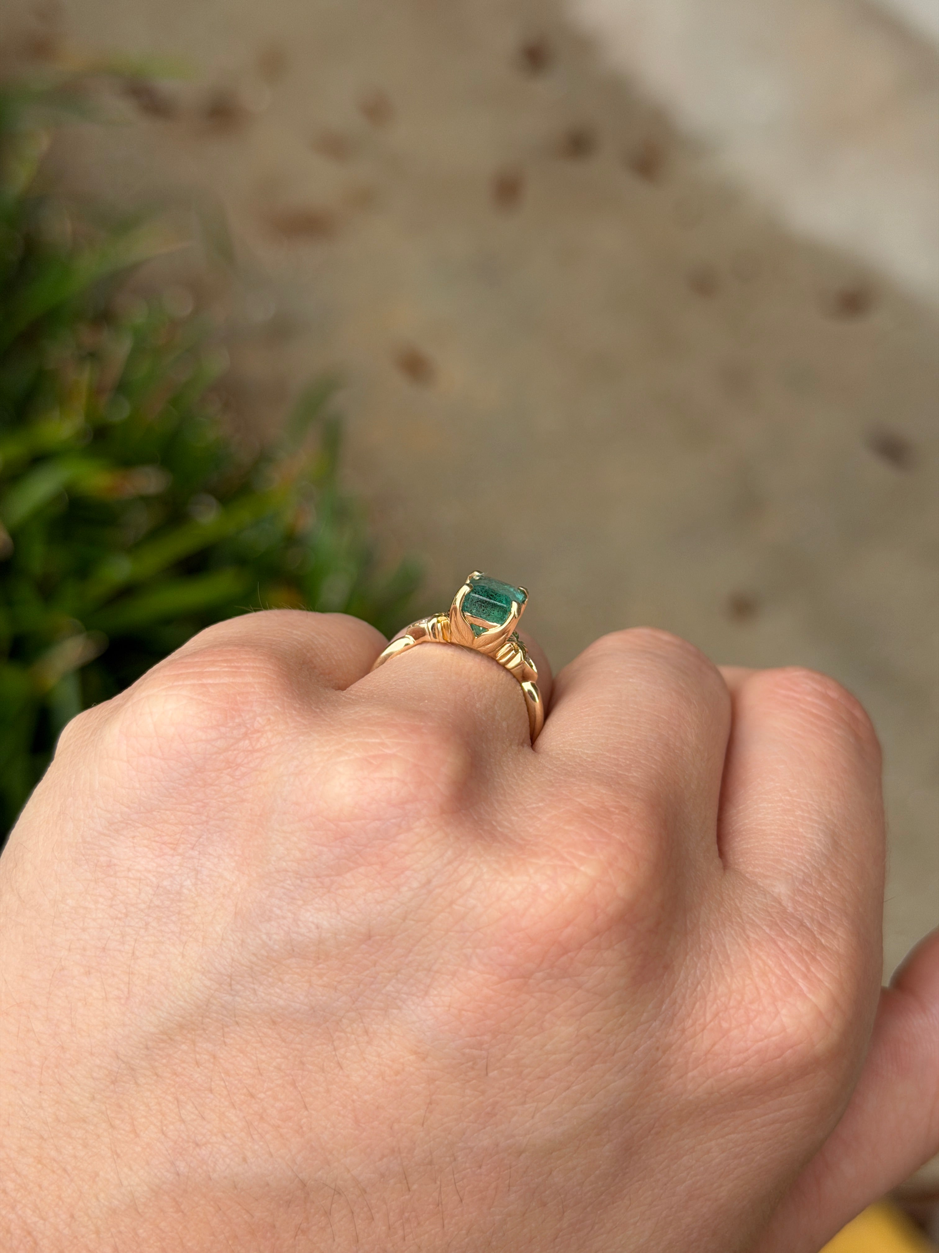 Anello solitario in oro 14 carati con smeraldo da 2,30 carati e diamanti sintetici di JR Colombian Emeralds, che ne esalta l'elegante design.