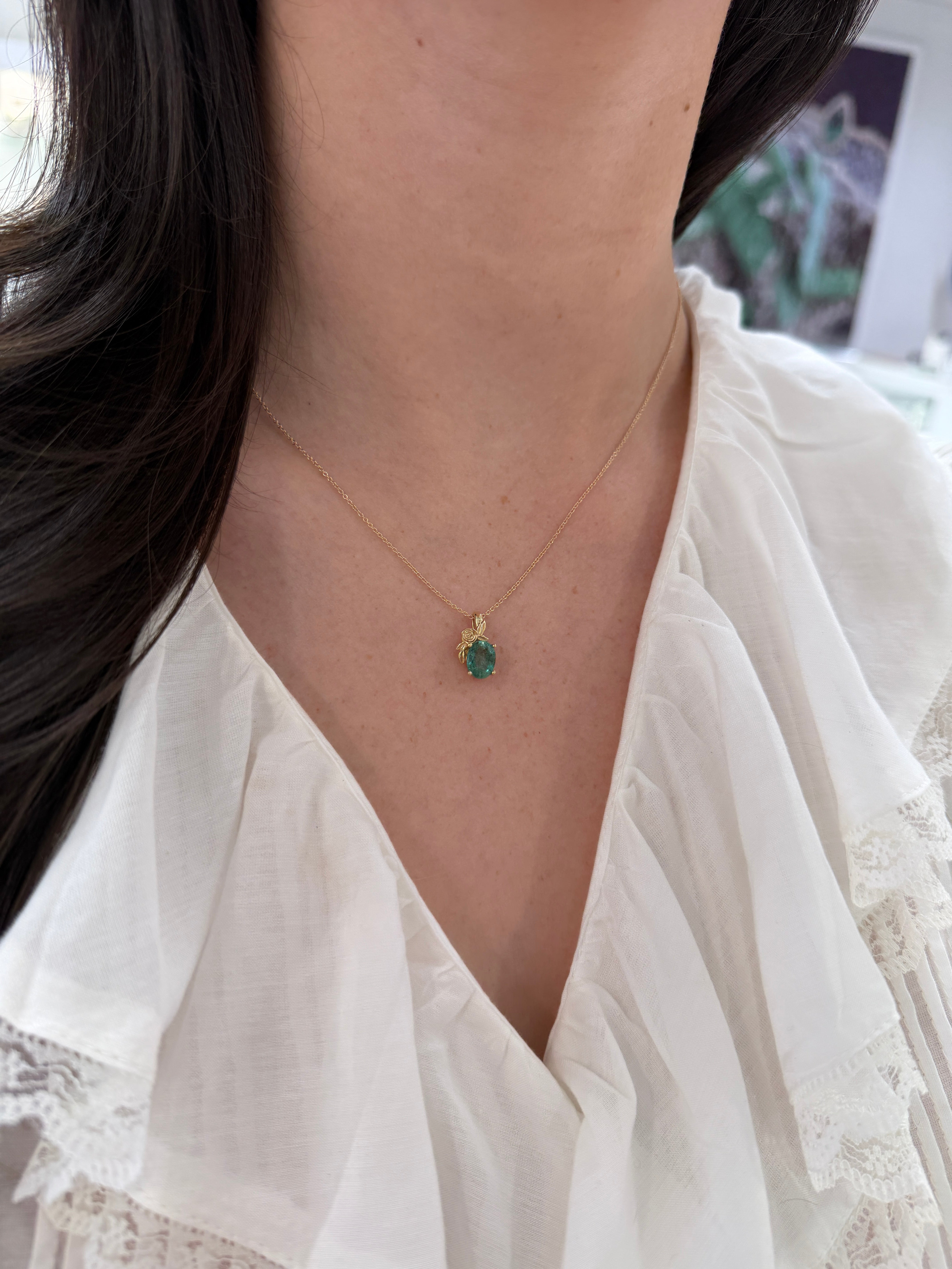 Collana con ciondolo in oro 14 carati con uno smeraldo naturale verde medio da 1,80 carati, taglio ovale, incastonato in una montatura solitaria a forma di fiore.