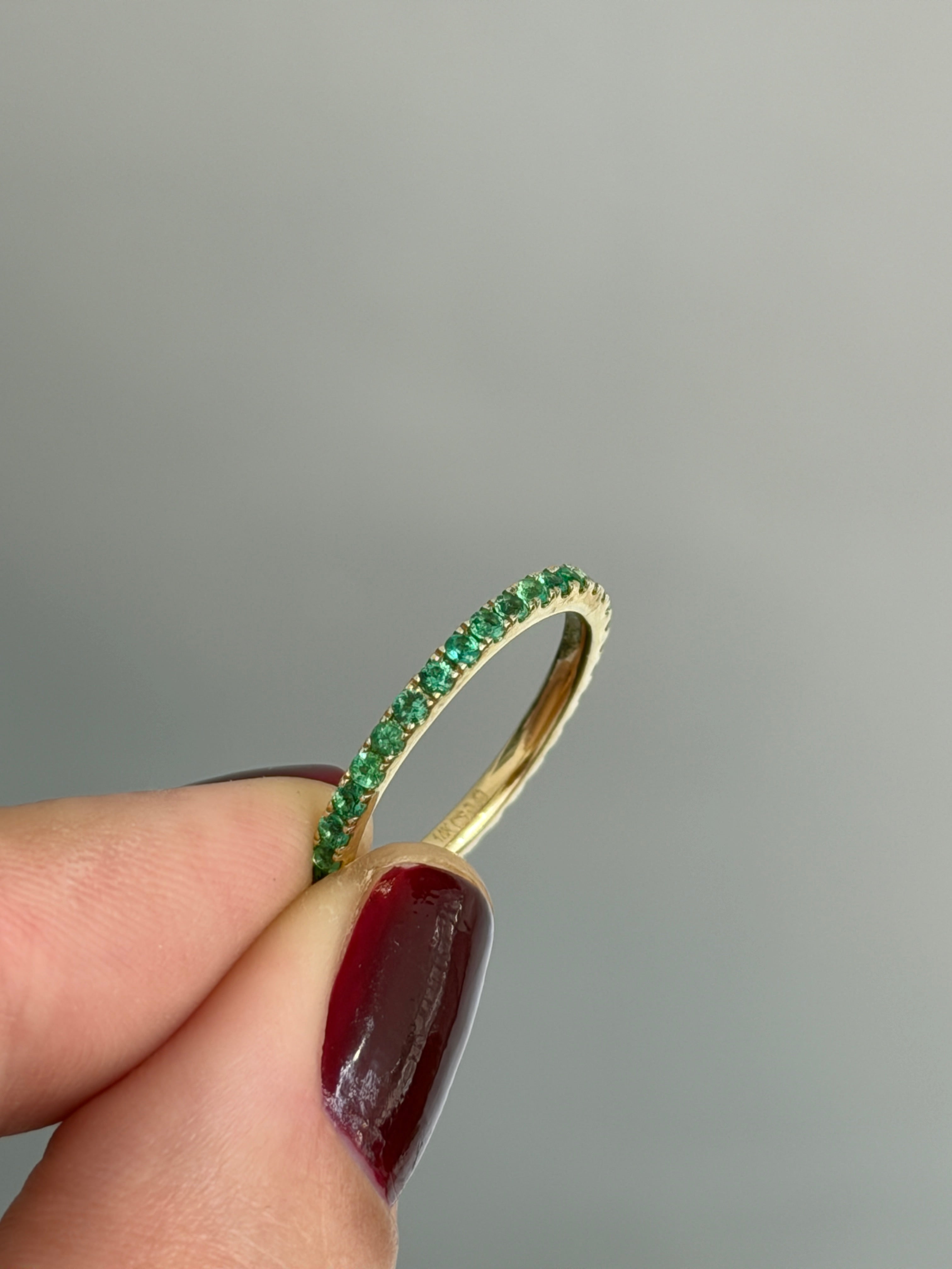 JRコロンビア・エメラルド社製、0.70カラットの天然エメラルドをあしらった14Kゴールドのエメラルド・エタニティリング。サイズは6、7、8をご用意しています。