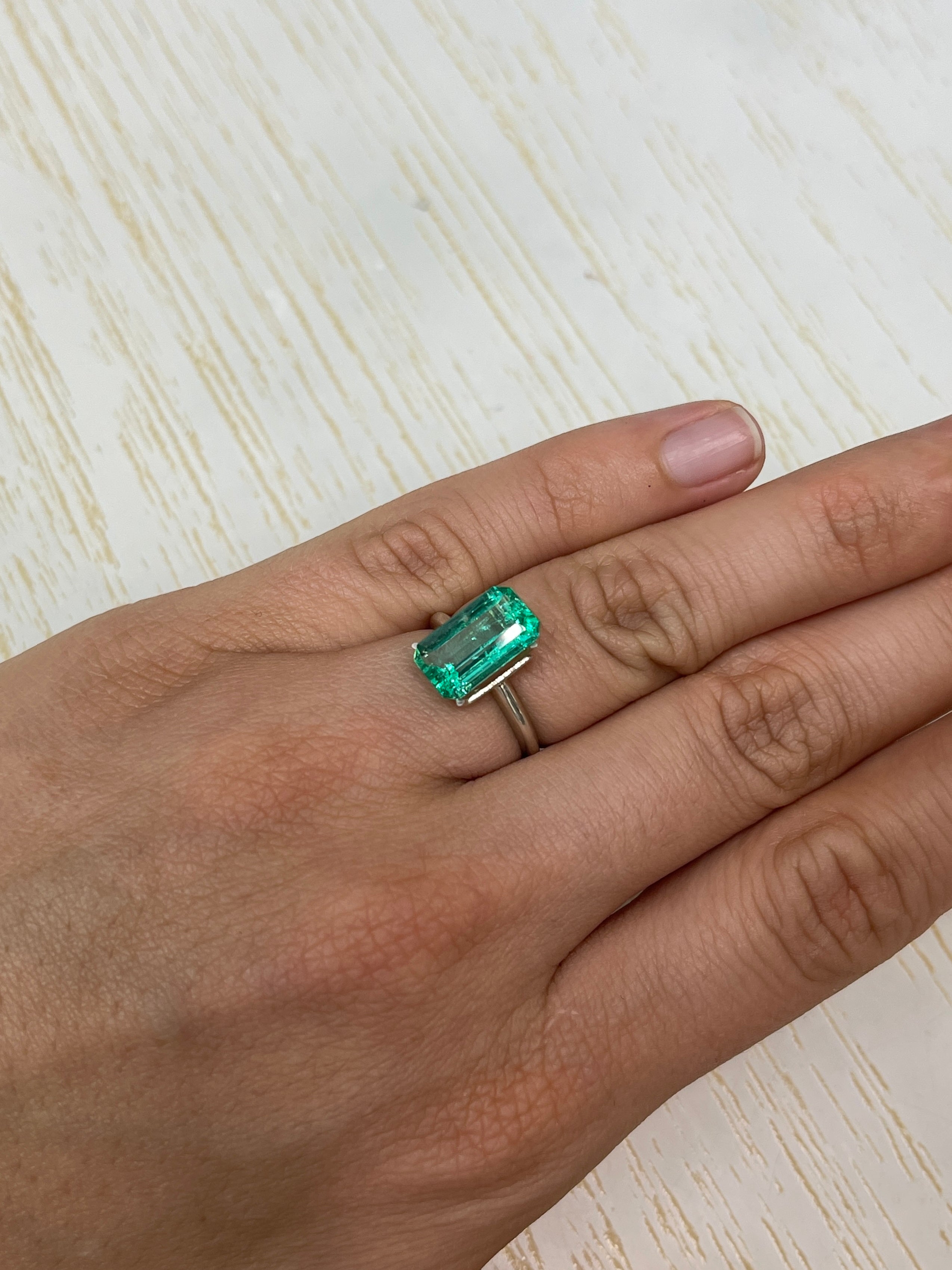 Lustrous 3.42 Carat Green Colombian Emerald, Loose Stone