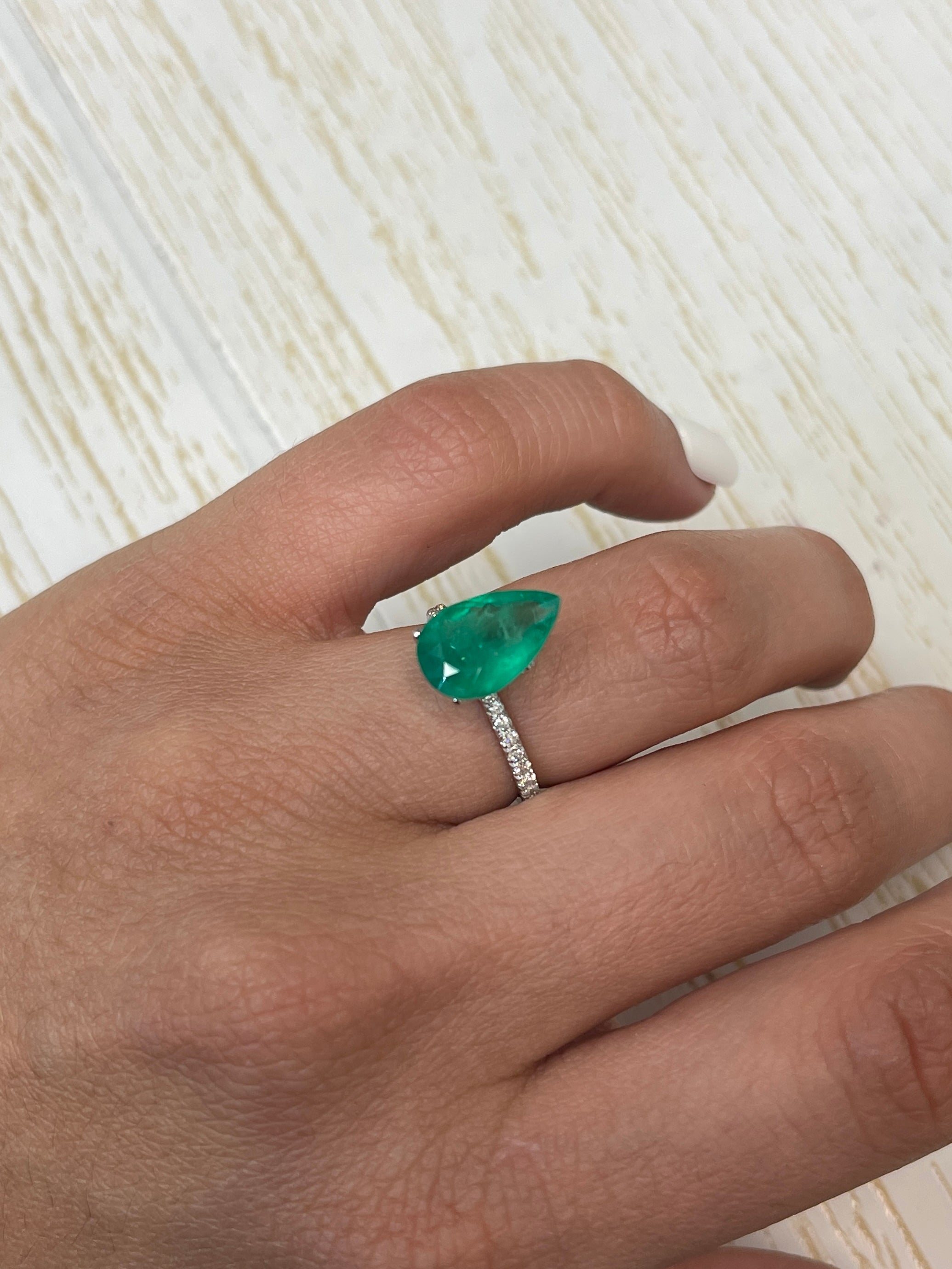 Emerald in Green - 3.20 Carats, Colombian Origin, Pear Cut 13.5x9 Dimensions