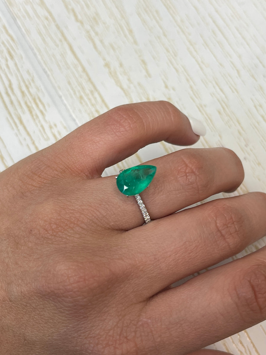Emerald in Green - 3.20 Carats, Colombian Origin, Pear Cut 13.5x9 Dimensions
