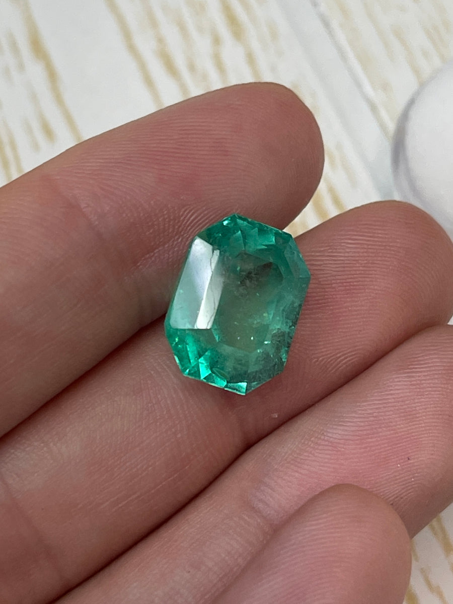 Exceptional 11.90 Carat Colombian Emerald - Emerald-Cut Jewel