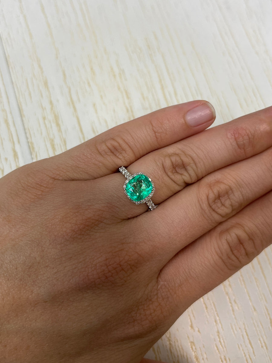 Exquisite Cushion Cut Colombian Emerald - 2.11 Carats - Two-Tone Delight