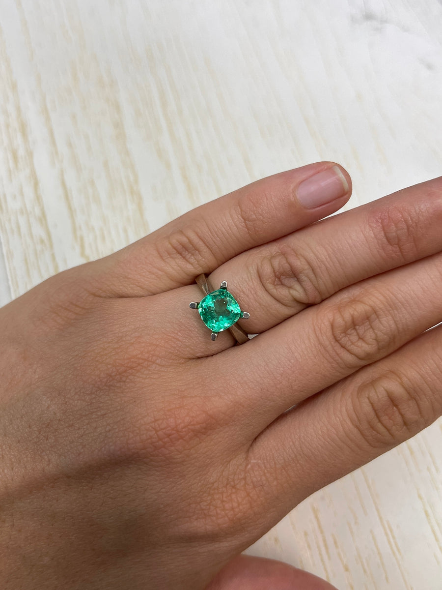 Emerald from Colombia - 2.62 Carats - Cushion-Cut Gemstone