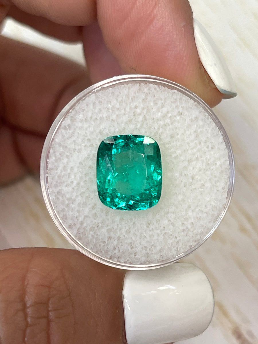 Elegant Cushion-Cut Colombian Emerald - 4.46 Carat Fine Bluish Green Gem