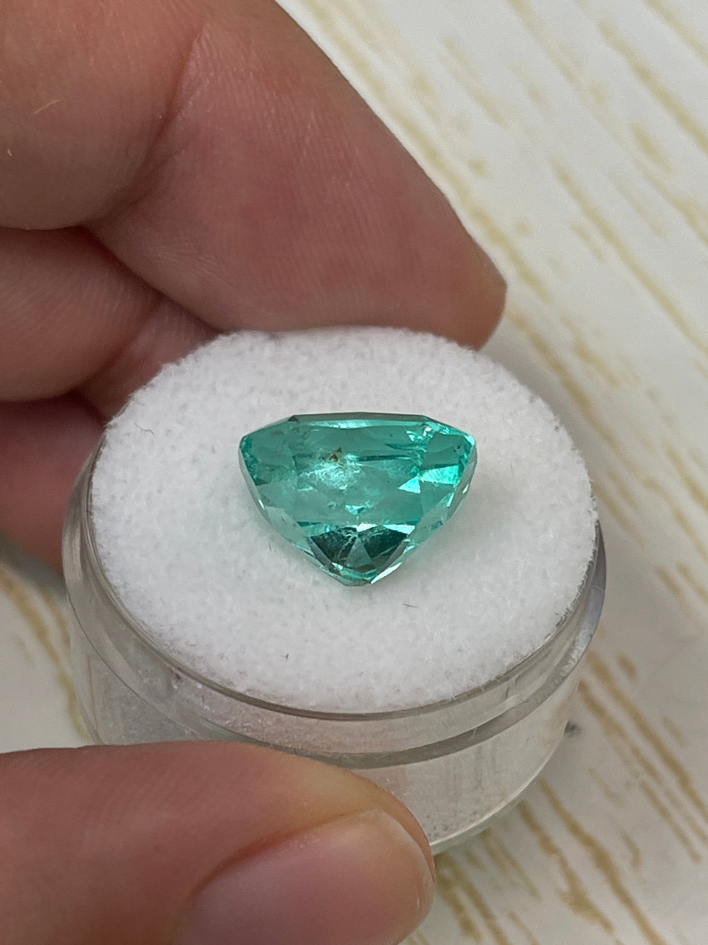 Vibrant 7.13 Carat Colombian Emerald - Cushion Cut - Natural Bluish Green Gem