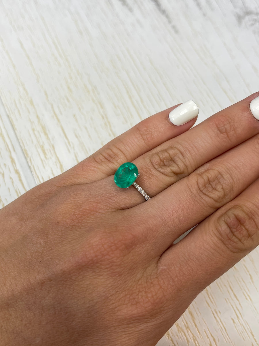 Green Colombian Emerald - 3.19 Carats - Oval Shape