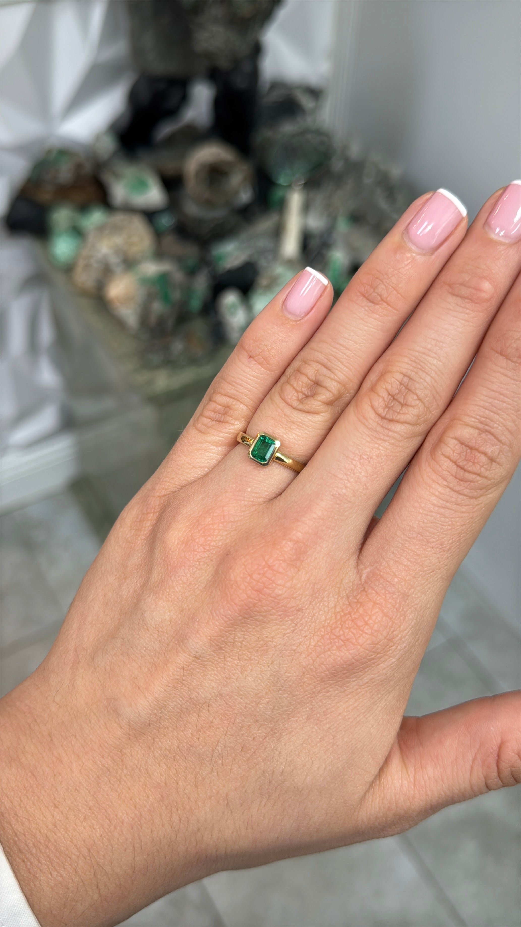 0.90ct Classic Bezel Set Fine Natural Emerald Ladies Ring 14K