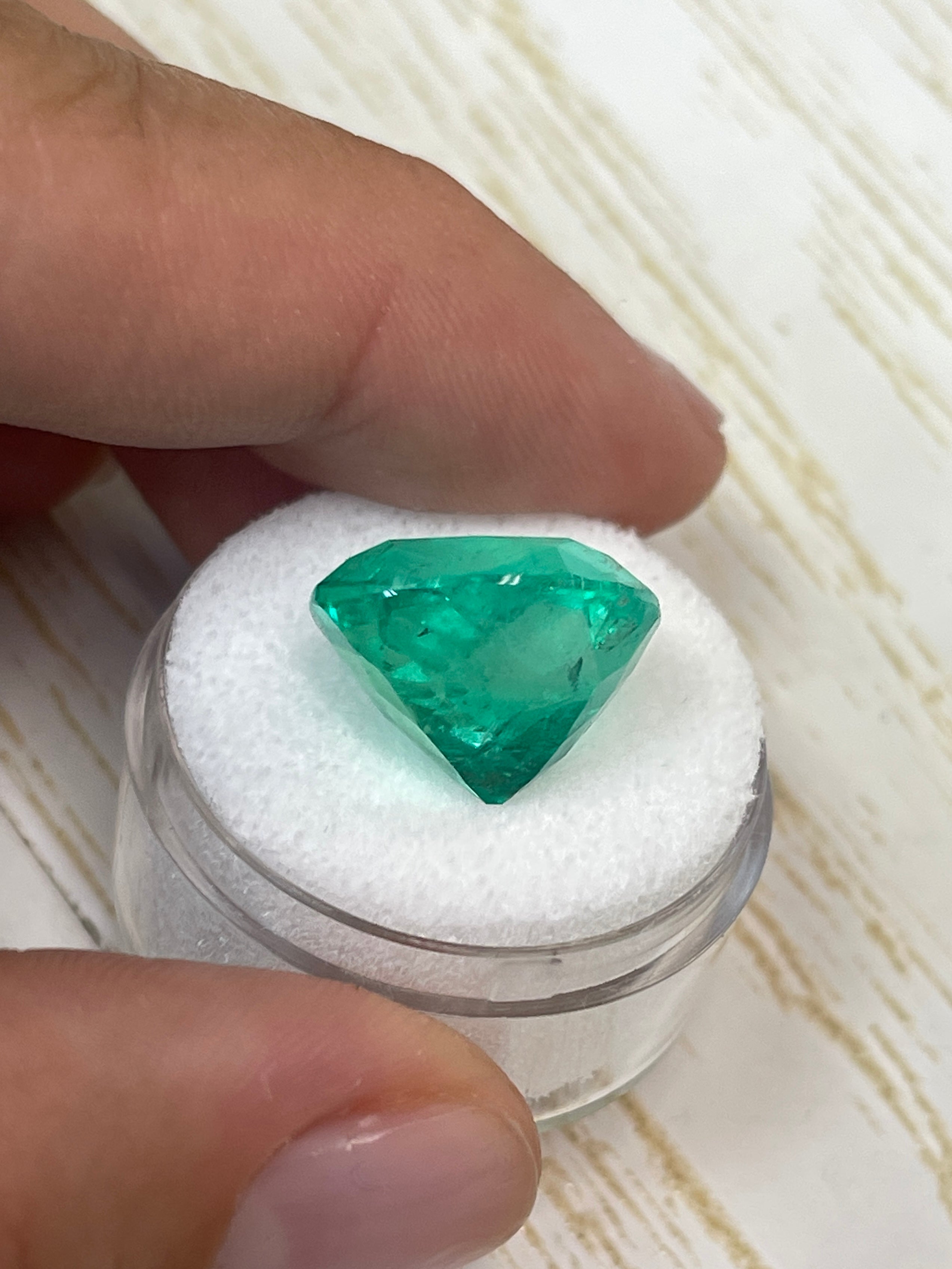 Exquisite 14.36 Carat Cushion-Shaped Colombian Emerald - 15x14mm Bluish Green Gemstone