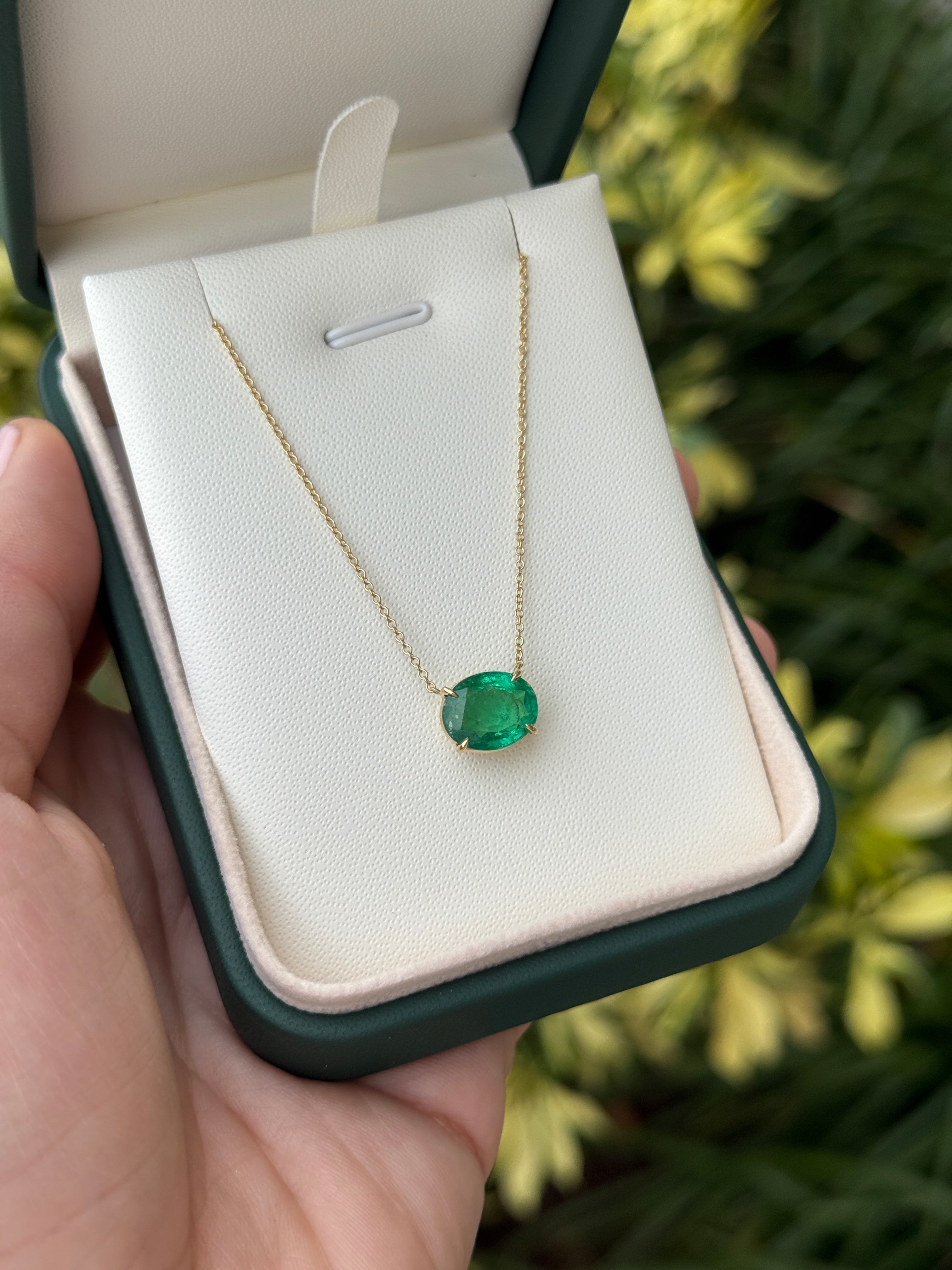 Collana con solitario a forma di smeraldo ovale naturale verde erba da 2,95 carati, orientamento est-ovest, in oro 18 carati