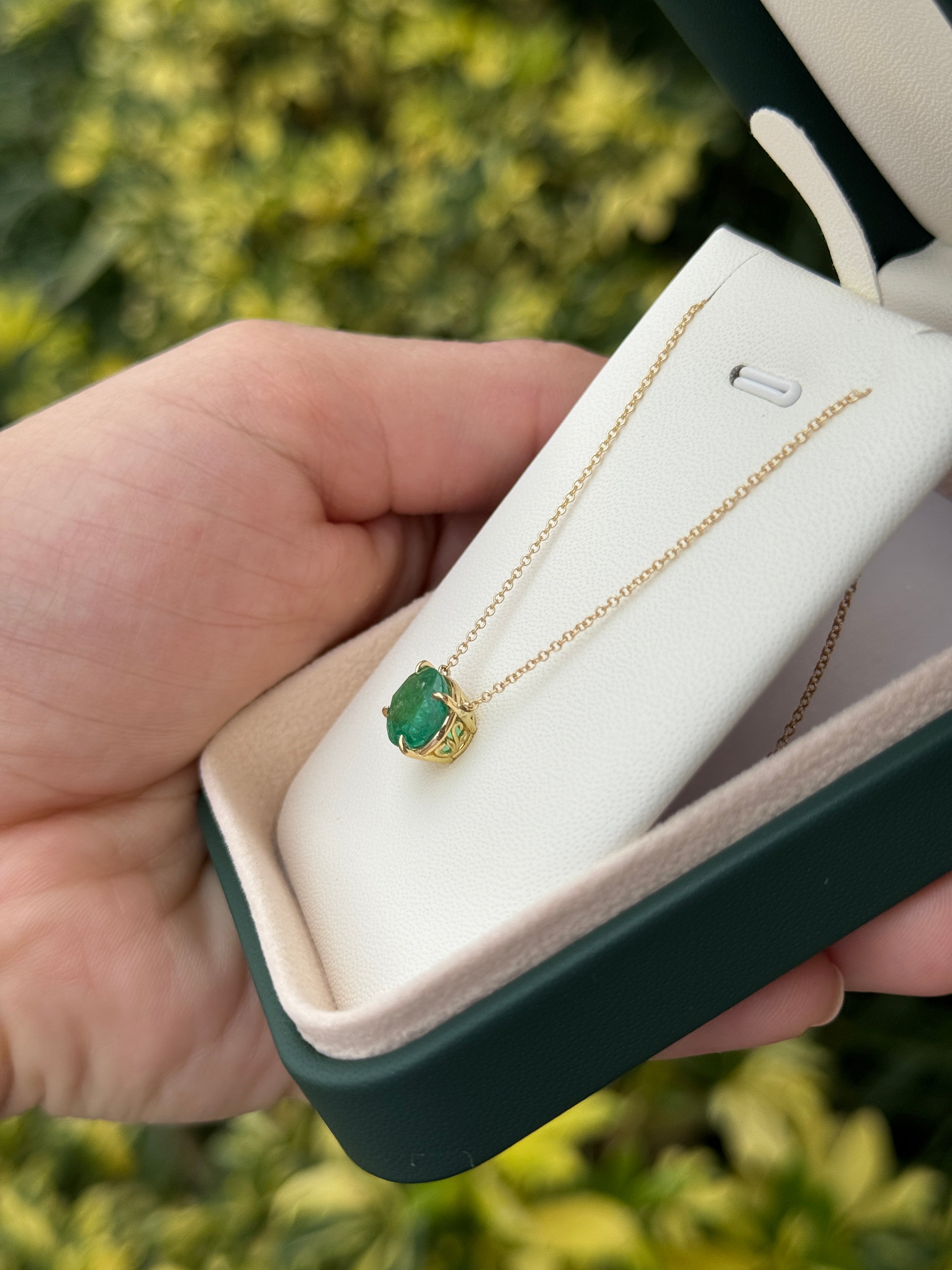 Collana con solitario a forma di smeraldo ovale naturale verde erba da 2,95 carati, orientamento est-ovest, in oro 18 carati