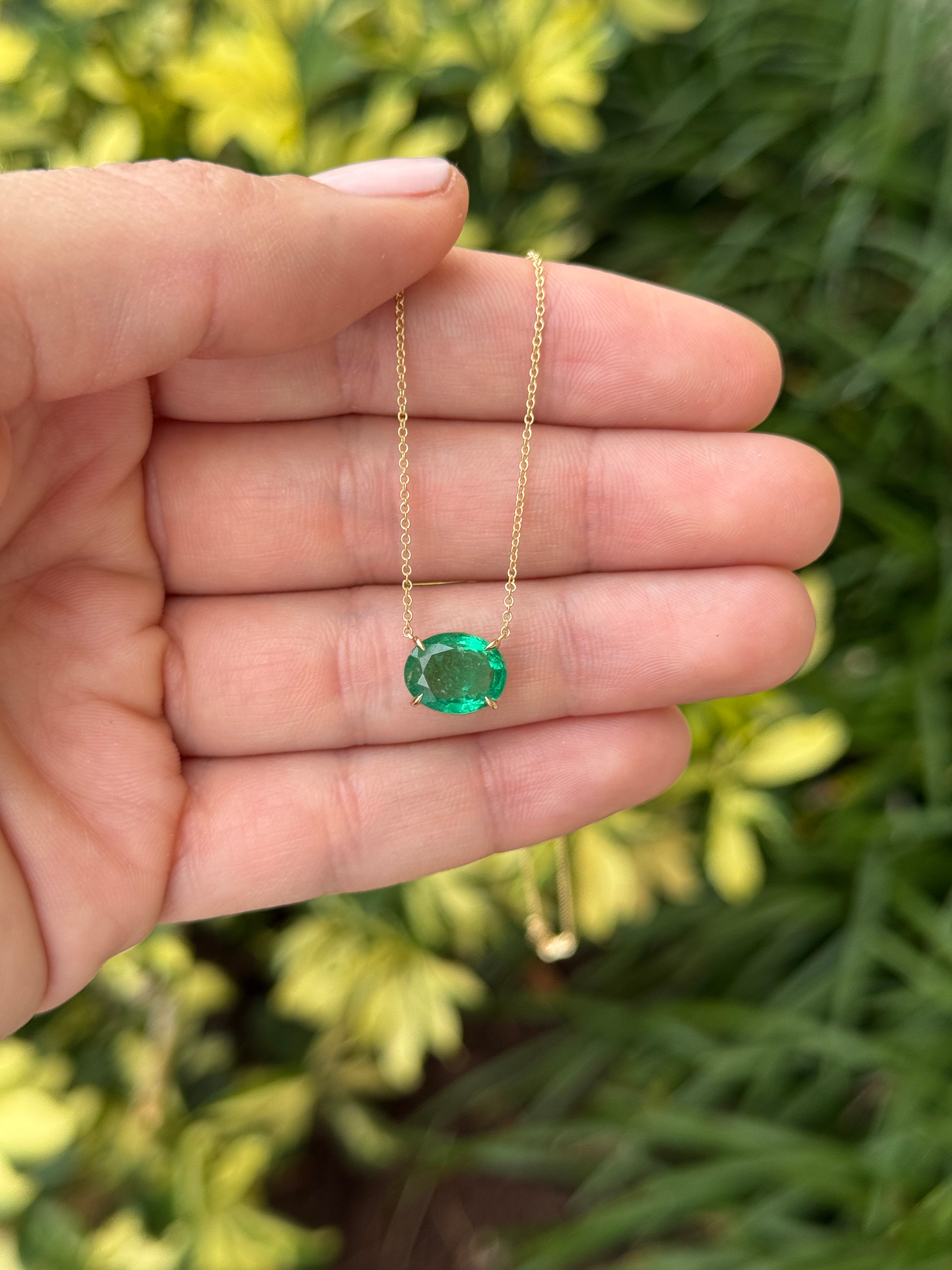 Collana con solitario a forma di smeraldo ovale naturale verde erba da 2,95 carati, orientamento est-ovest, in oro 18 carati