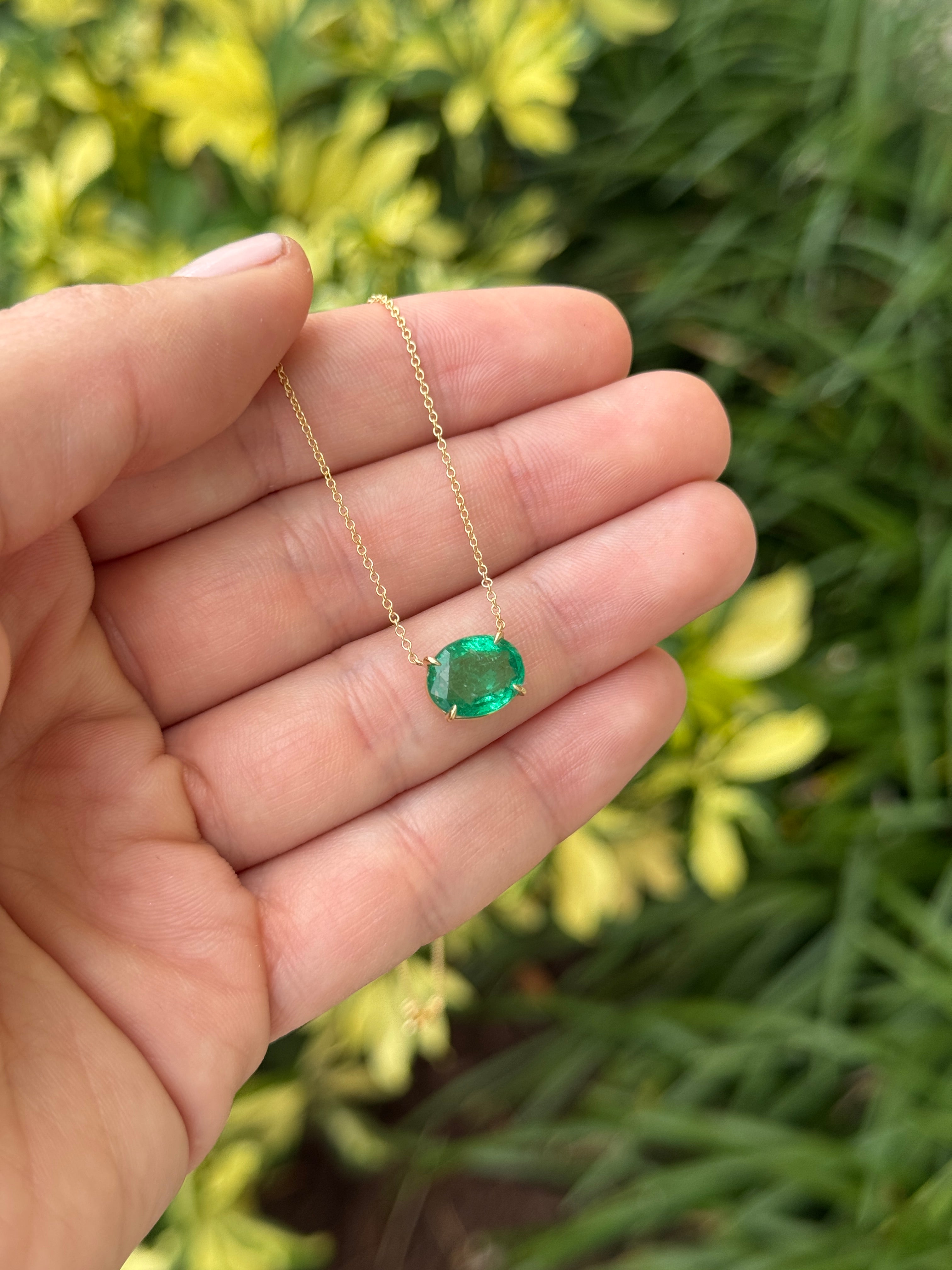Collana con solitario a forma di smeraldo ovale naturale verde erba da 2,95 carati, orientamento est-ovest, in oro 18 carati