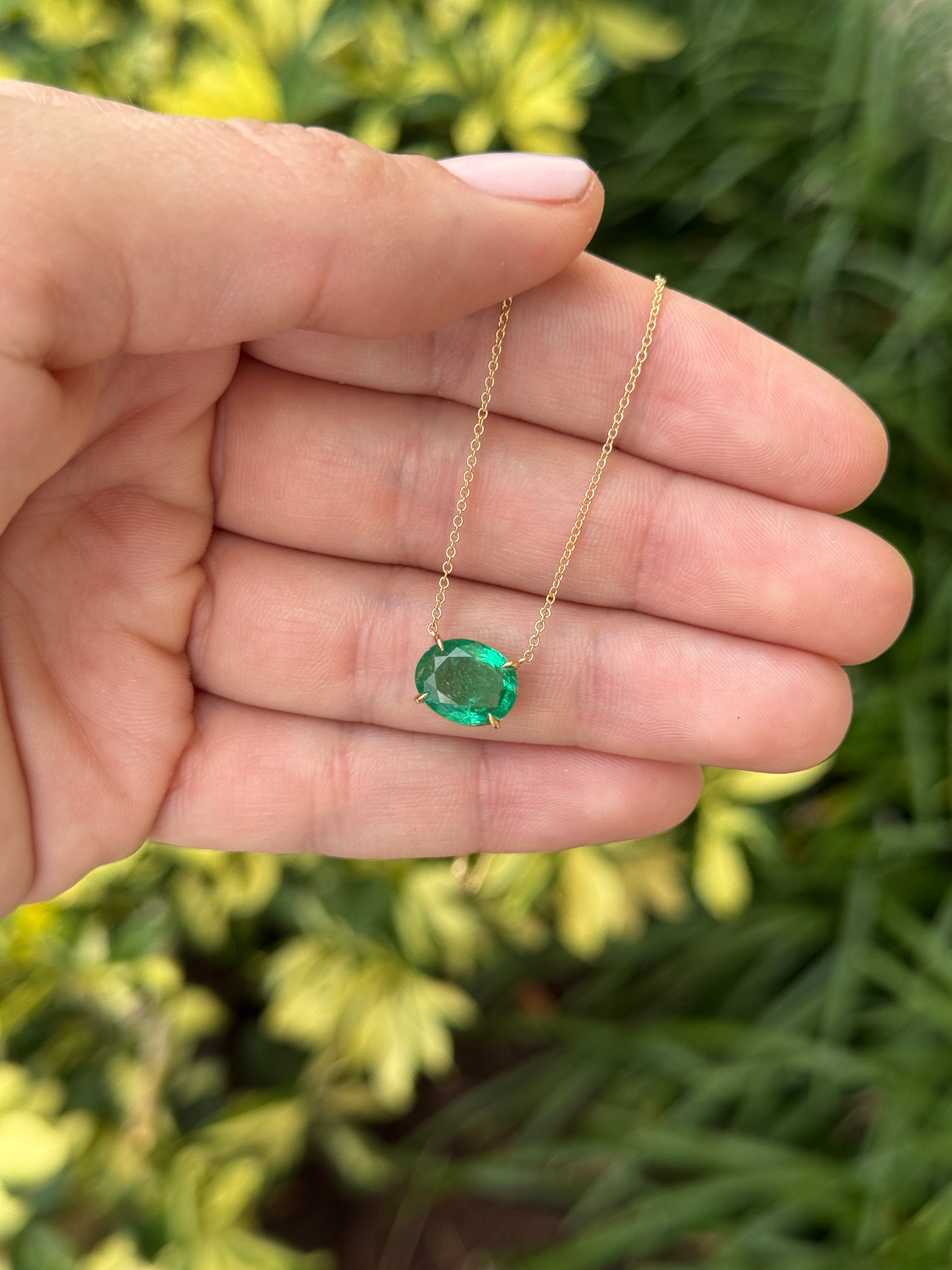 Collana con solitario a forma di smeraldo ovale naturale verde erba da 2,95 carati, orientamento est-ovest, in oro 18 carati