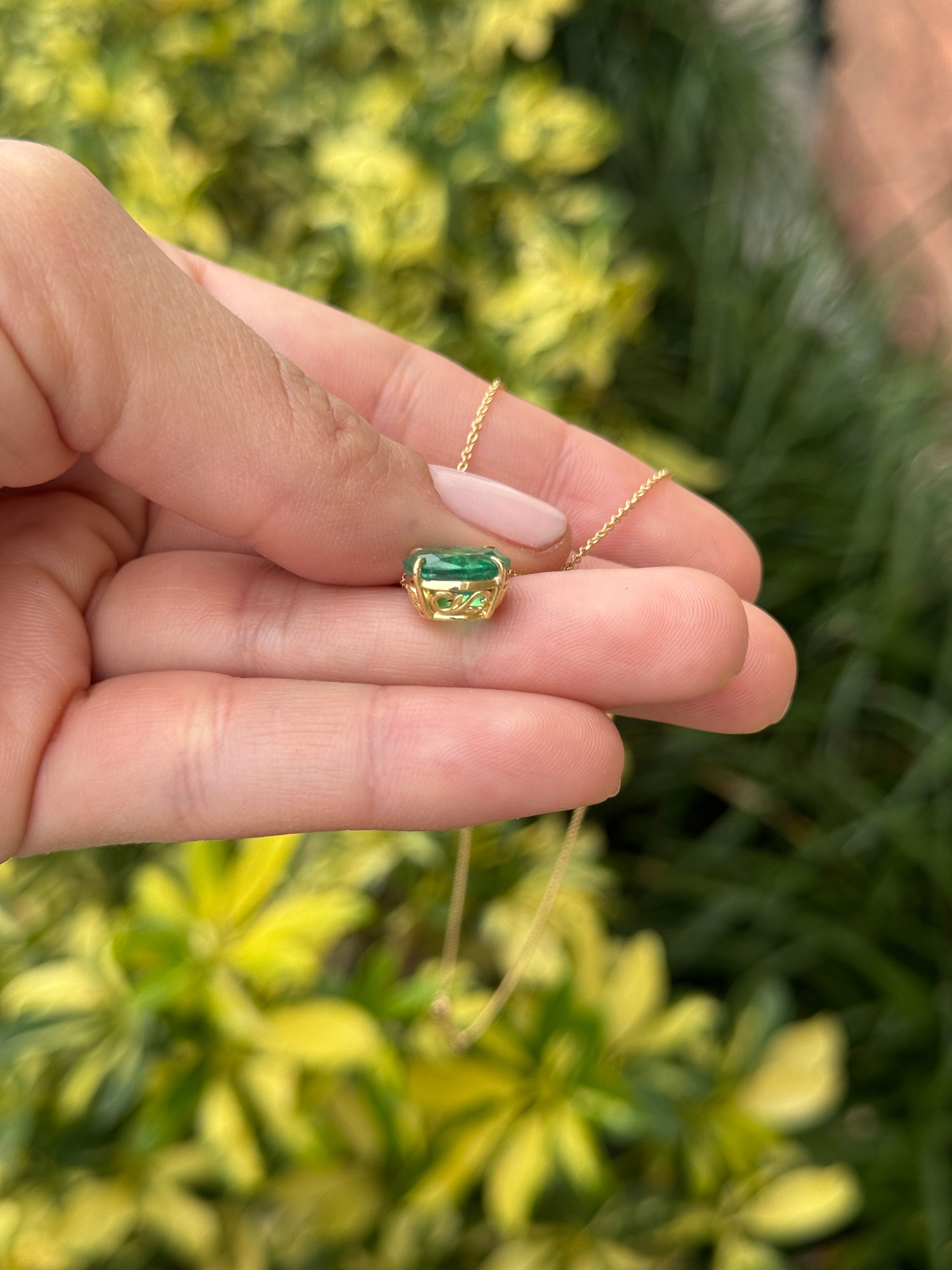 Collana con solitario a forma di smeraldo ovale naturale verde erba da 2,95 carati, orientamento est-ovest, in oro 18 carati