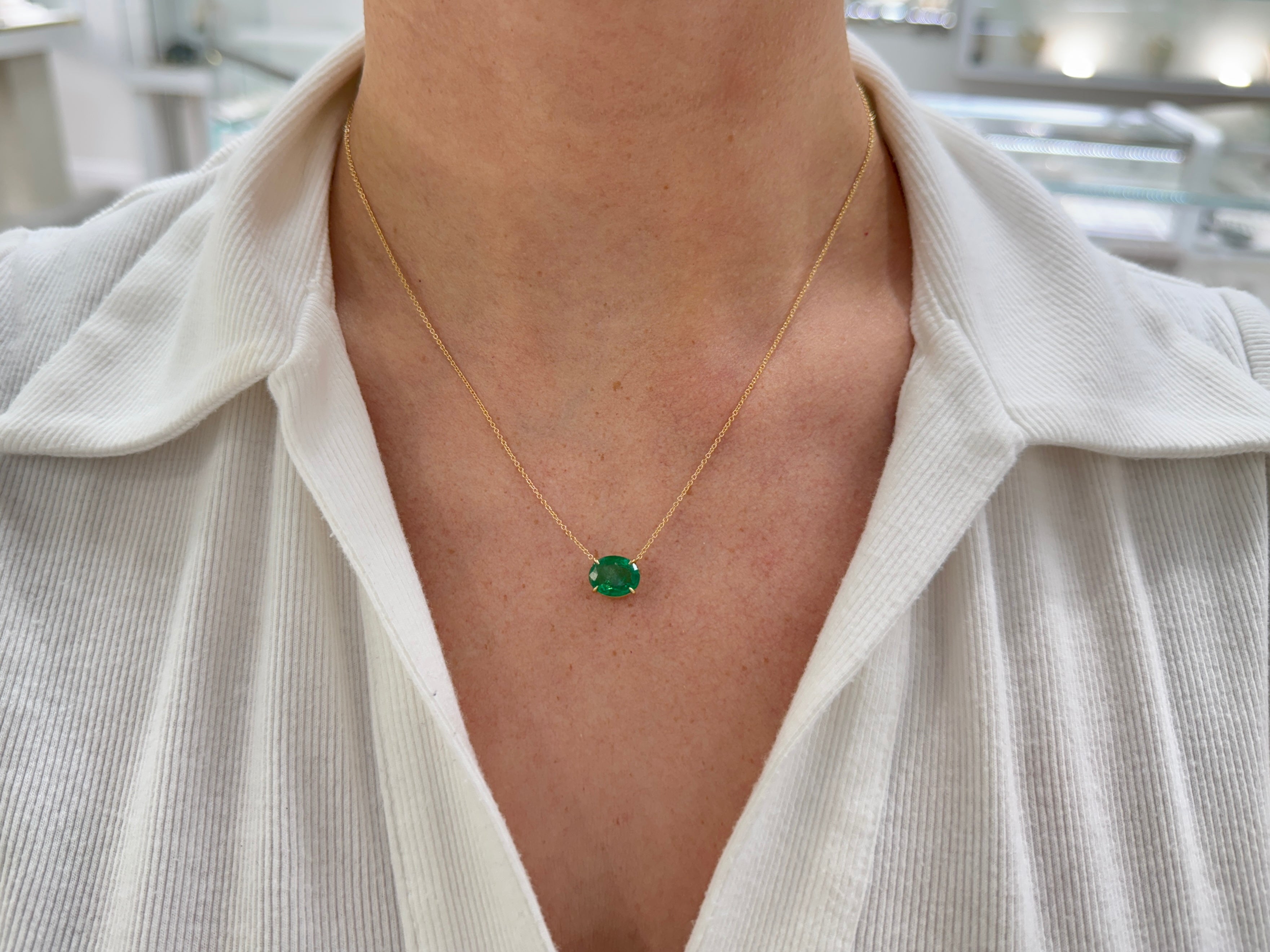Collana con solitario a forma di smeraldo ovale naturale verde erba da 2,95 carati, orientamento est-ovest, in oro 18 carati