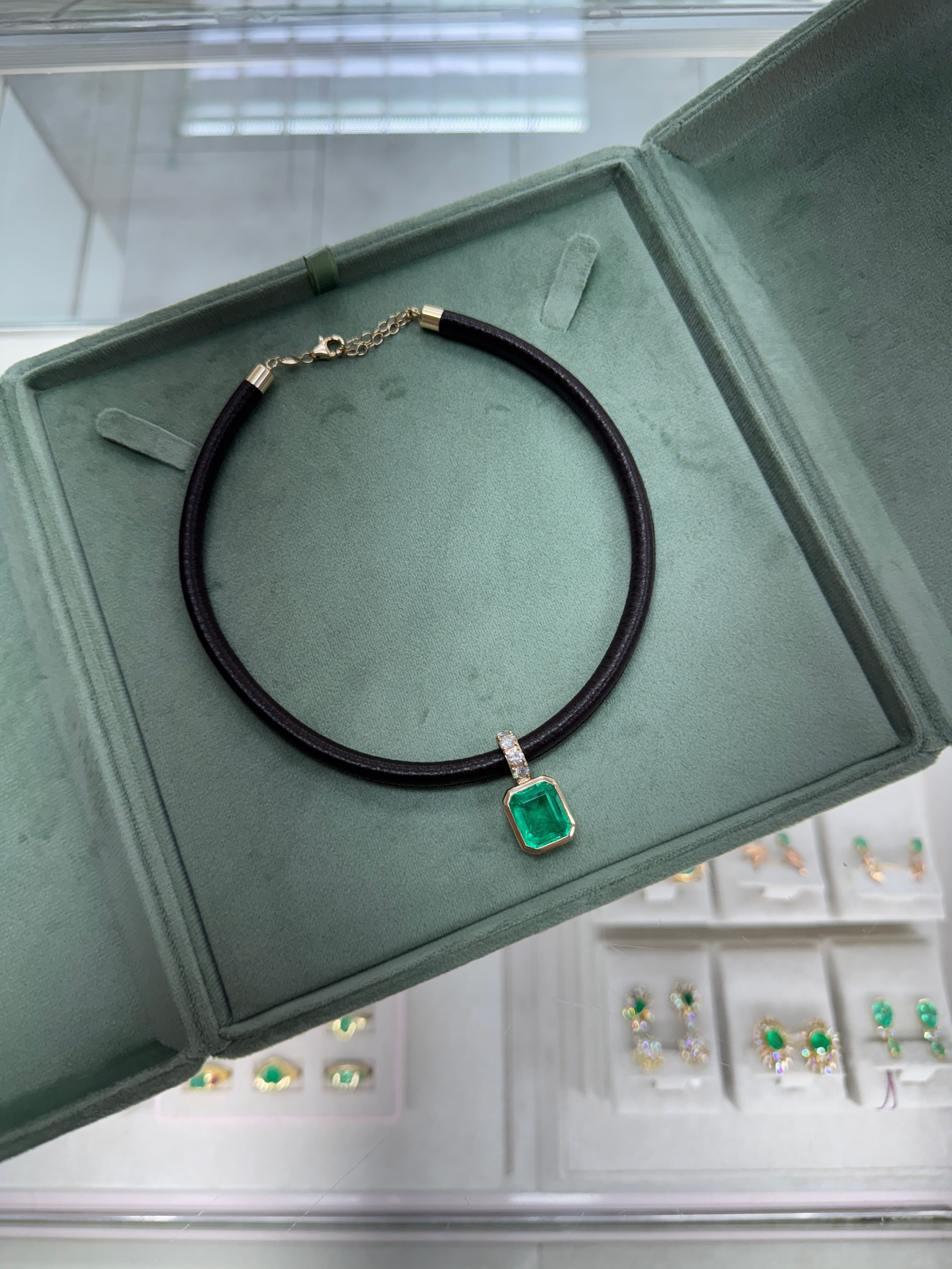 Ciondolo con smeraldo colombiano e diamanti incastonati a castone, 9,22 carati, su cordoncino in pelle color cioccolato, 18 carati