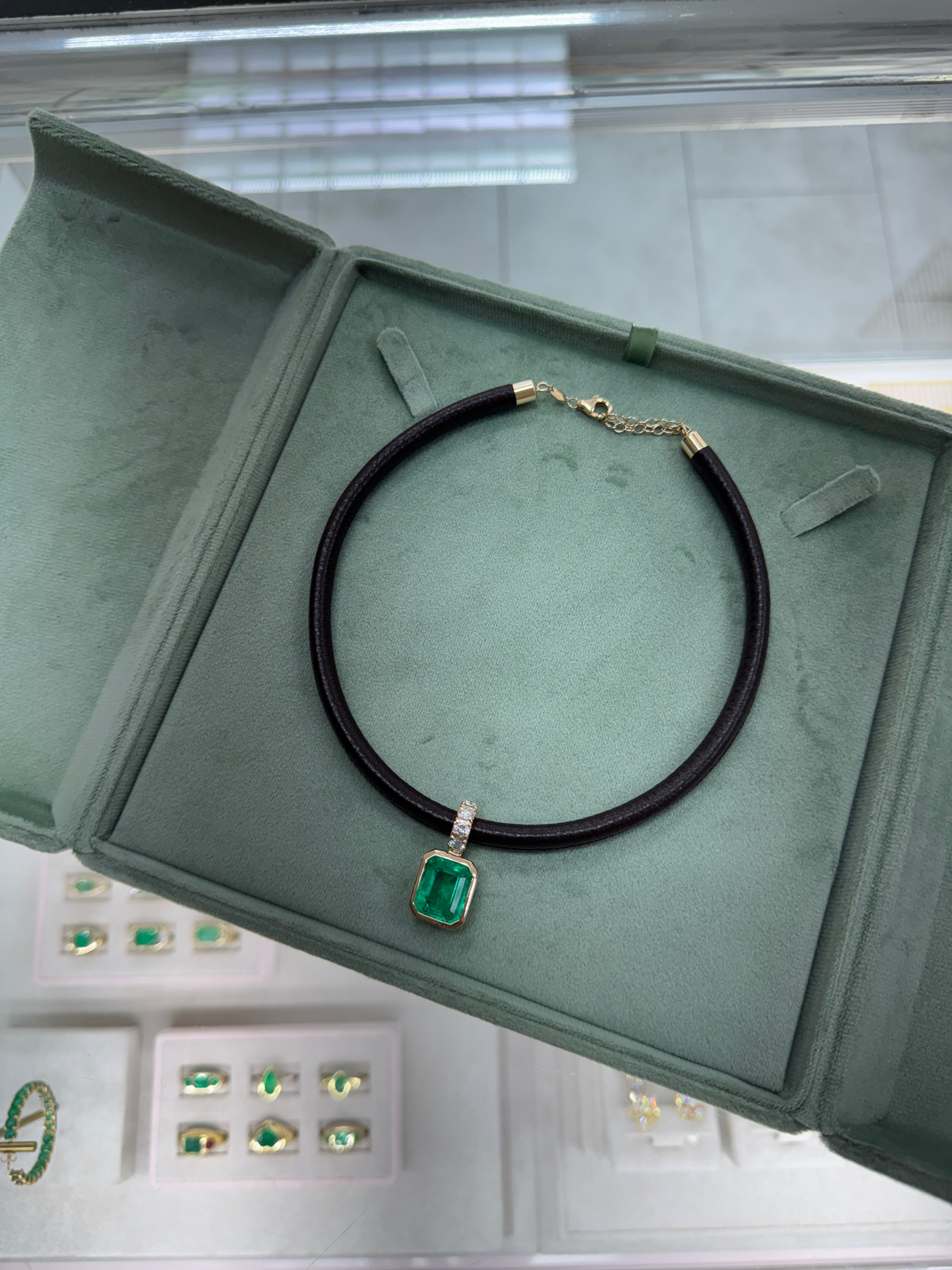 Ciondolo con smeraldo colombiano e diamanti incastonati a castone, 9,22 carati, su cordoncino in pelle color cioccolato, 18 carati