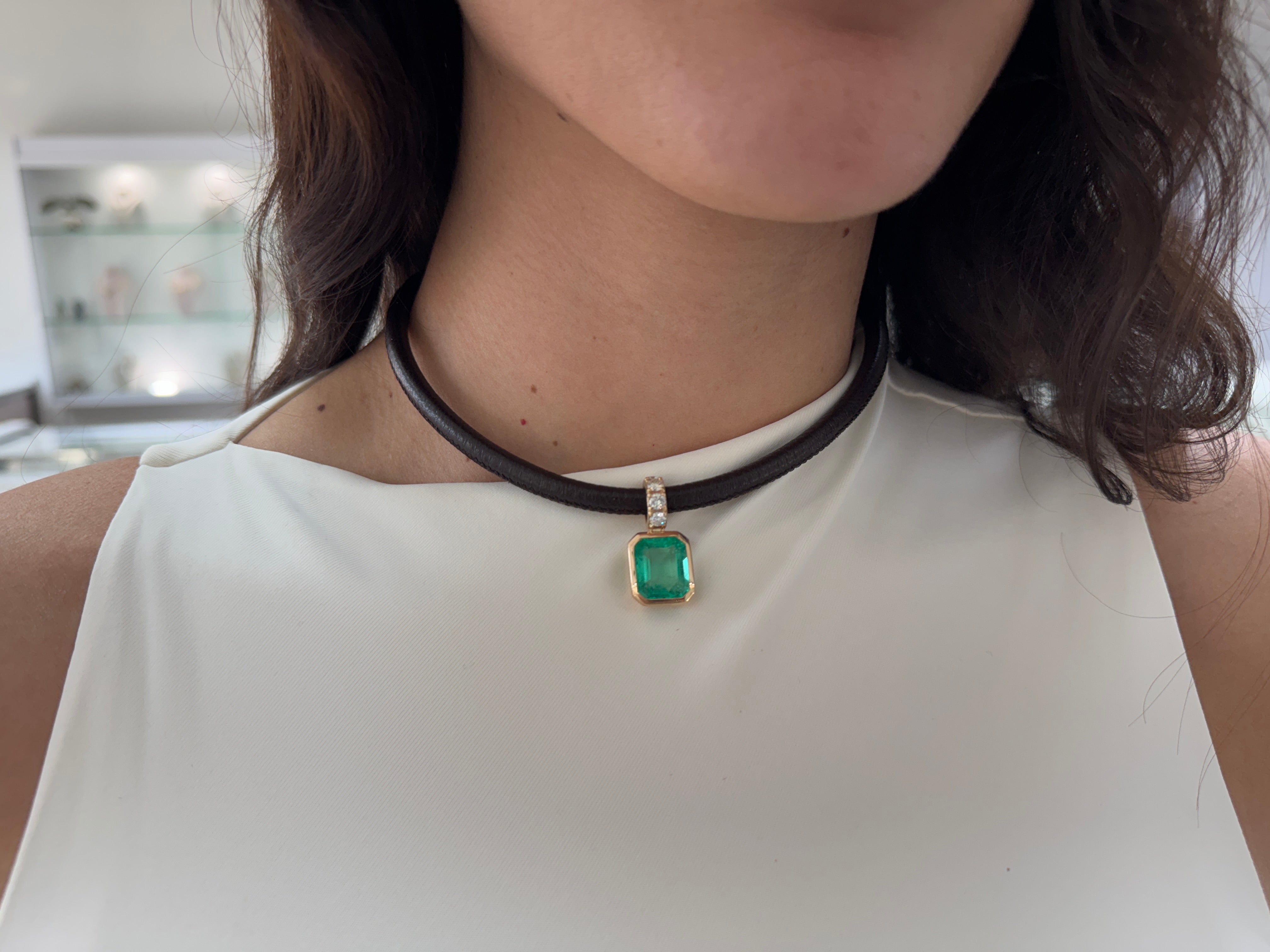 Ciondolo con smeraldo colombiano e diamanti incastonati a castone, 9,22 carati, su cordoncino in pelle color cioccolato, 18 carati