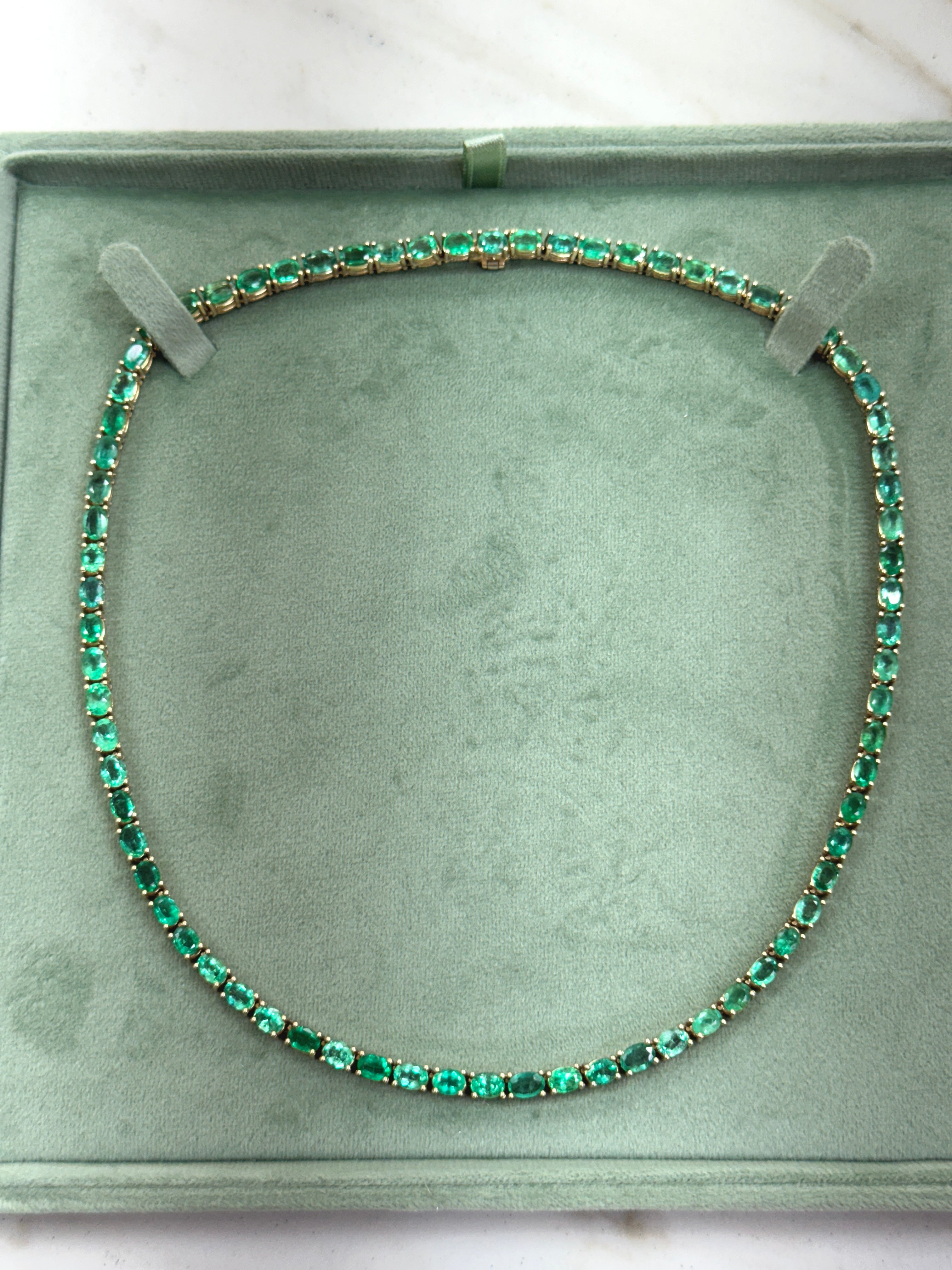Collana tennis con smeraldi ovali da 28,86 carati in oro 14 carati