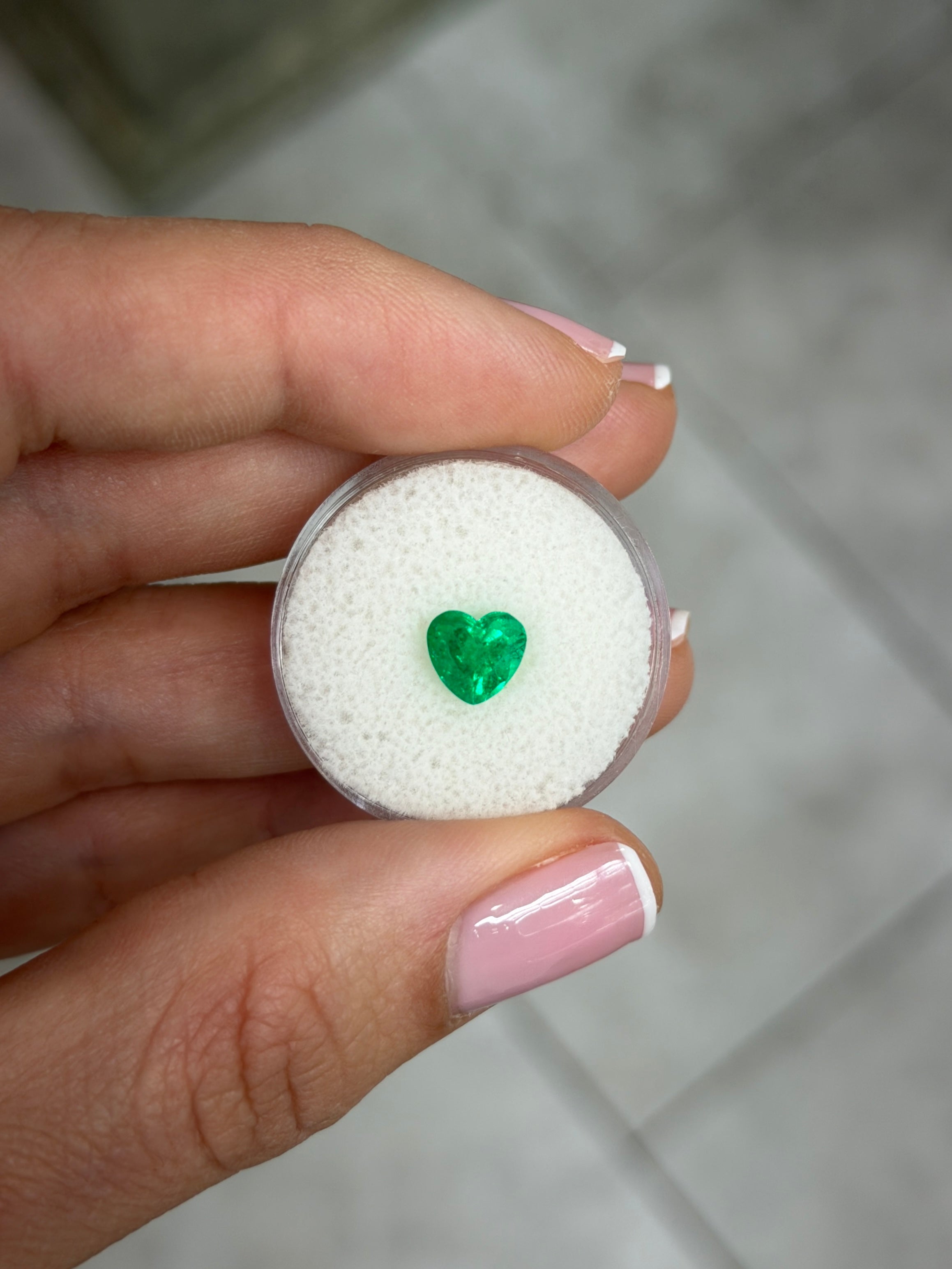 Smeraldo colombiano naturale sfuso da 1,22 carati, 7x7, AAA+, verde Muzo vivido, taglio a cuore