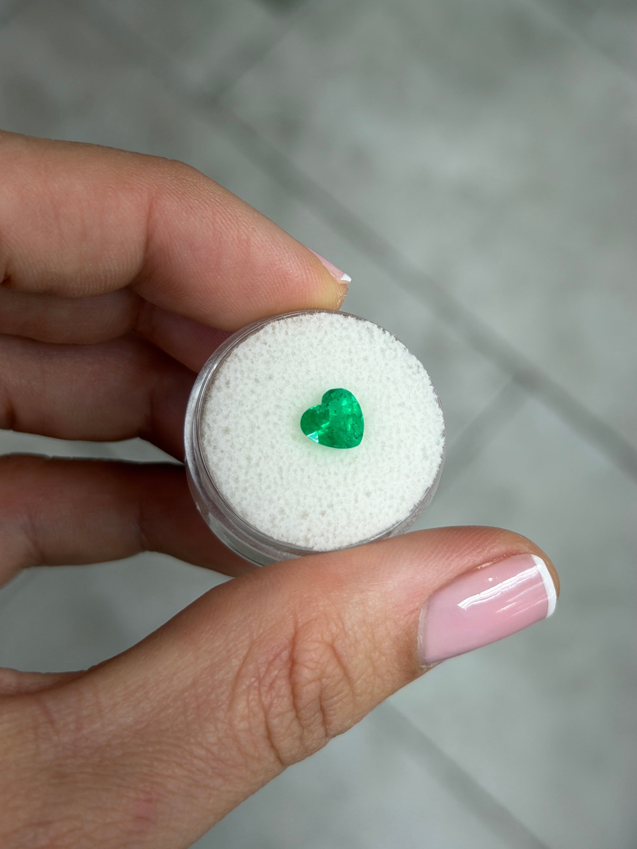 Smeraldo colombiano naturale sfuso da 1,22 carati, 7x7, AAA+, verde Muzo vivido, taglio a cuore