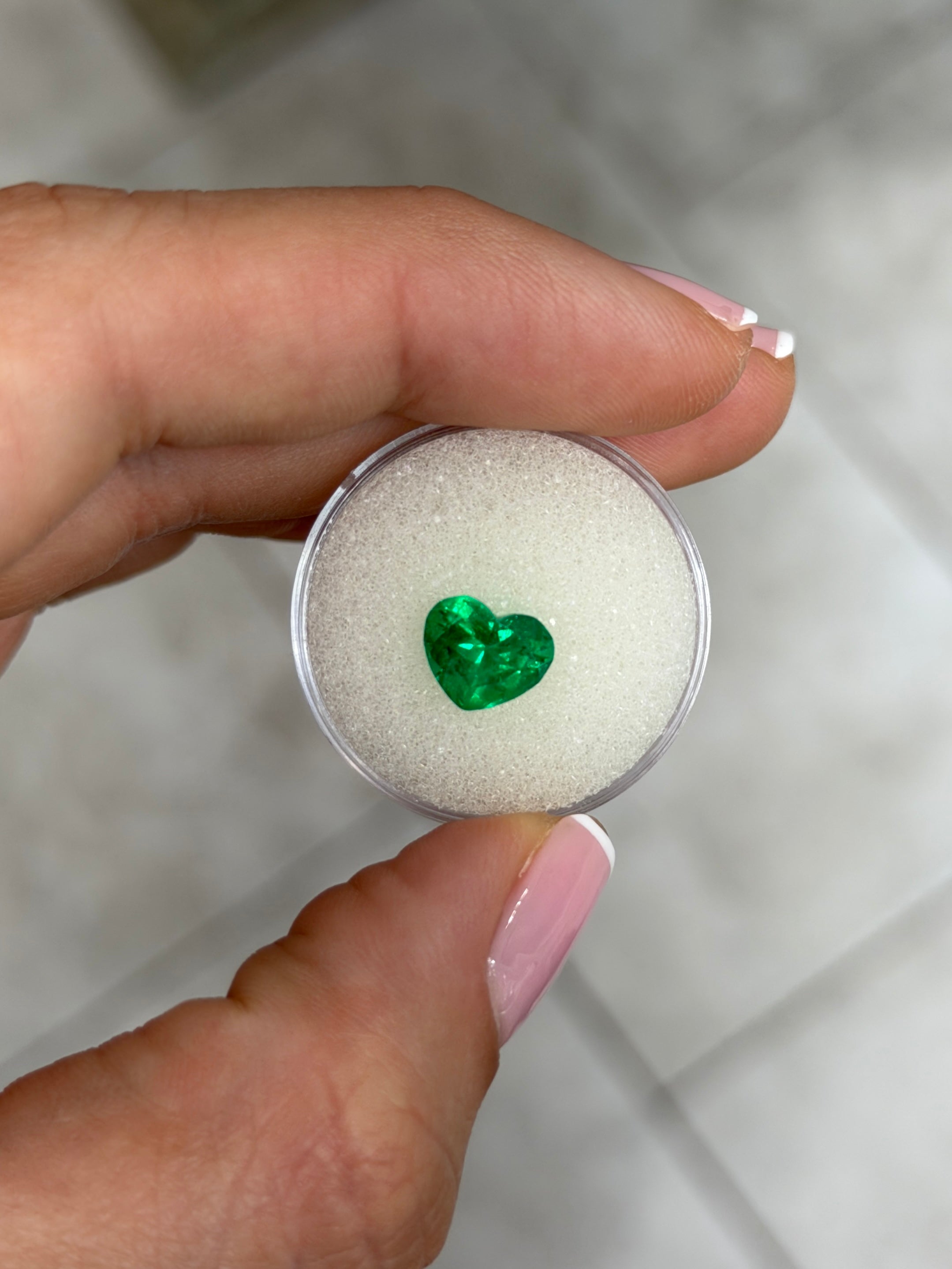 Émeraude colombienne naturelle en vrac de 1,94 carat, 7,7 x 9 mm, qualité AAA+, couleur vert Muzo « Vivid Intense », taille en cœur