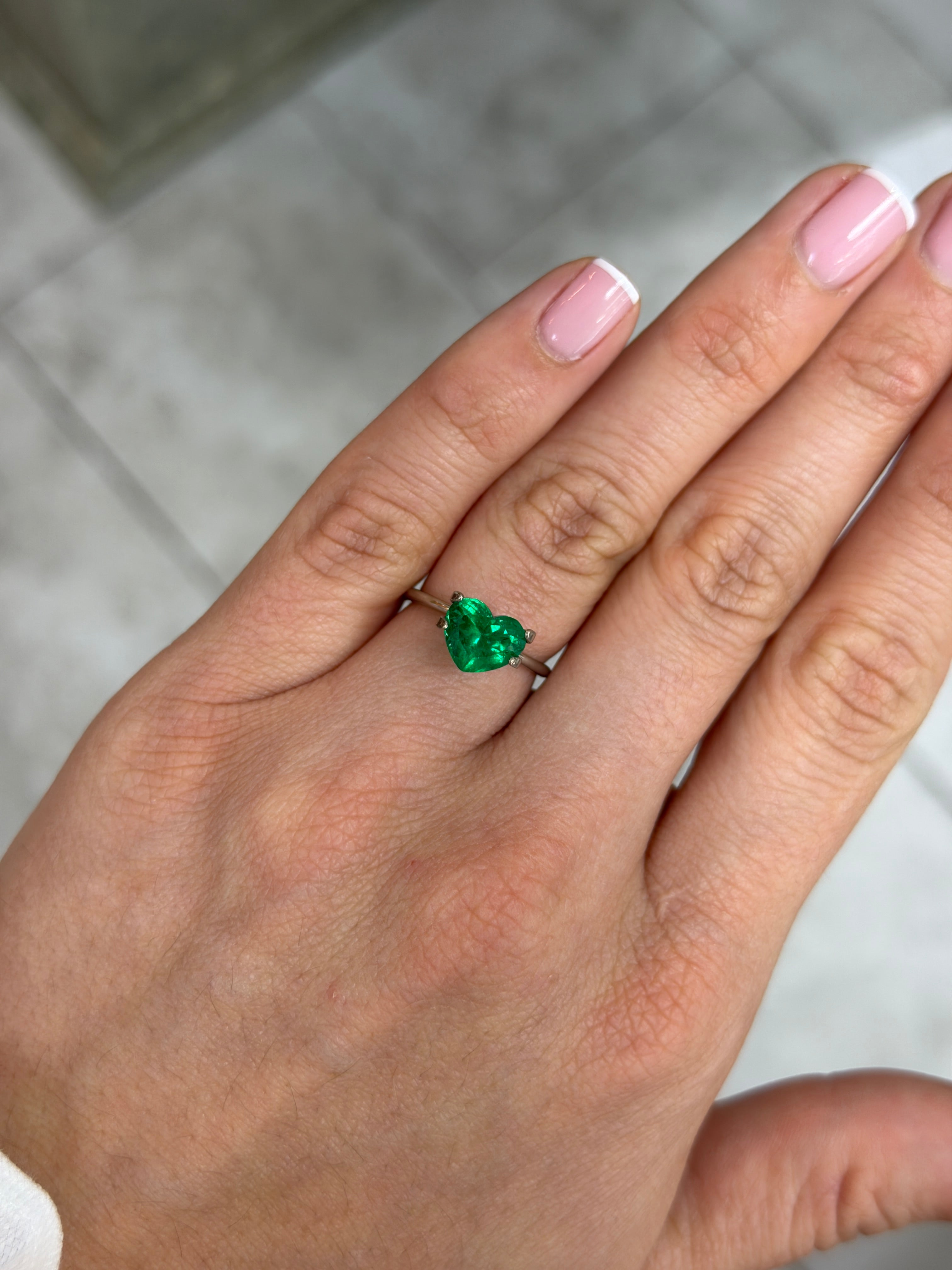 Émeraude colombienne naturelle en vrac de 1,94 carat, 7,7 x 9 mm, qualité AAA+, couleur vert Muzo « Vivid Intense », taille en cœur