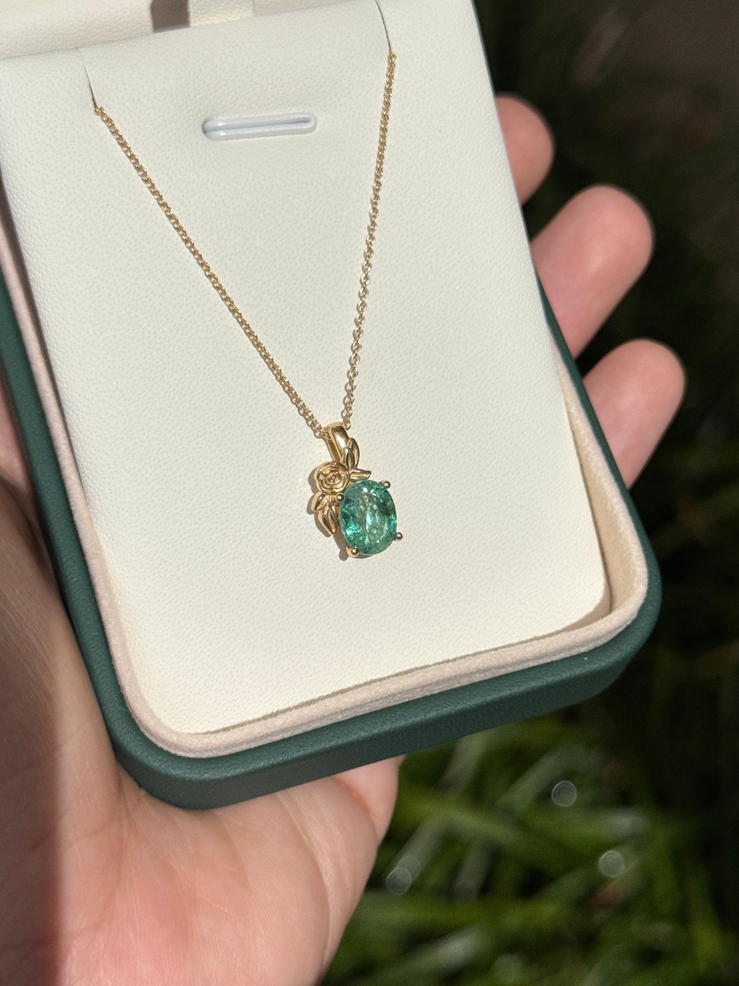 Collana con pendente in oro 14 carati con uno smeraldo naturale verde medio da 1,80 carati a taglio ovale, incastonato in una montatura solitaria a forma di fiore, realizzata da JR Colombian Emeralds