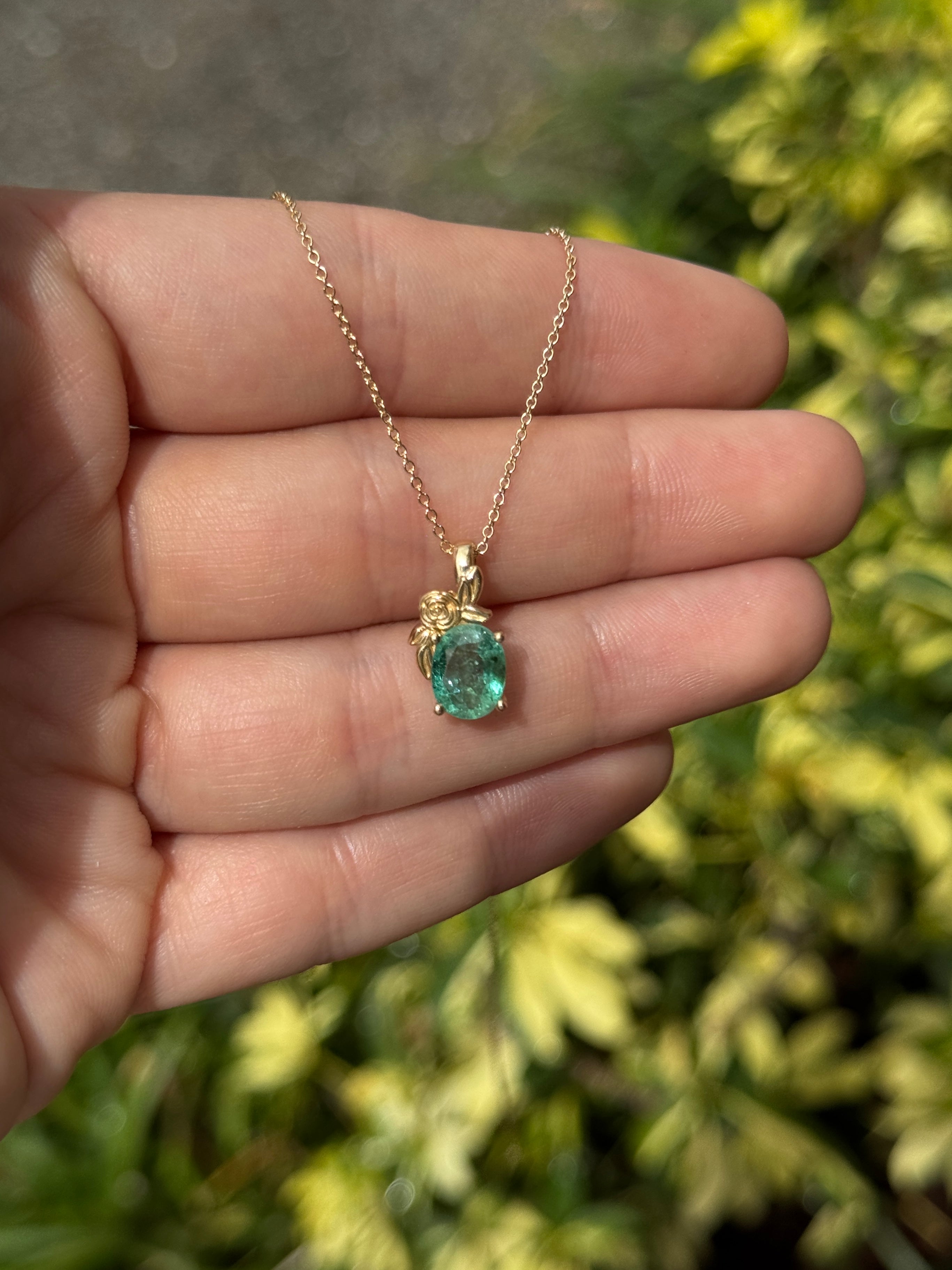 Collana con ciondolo in oro 14 carati con uno smeraldo naturale verde medio da 1,80 carati a taglio ovale, incastonato in un solitario a forma di fiore.
