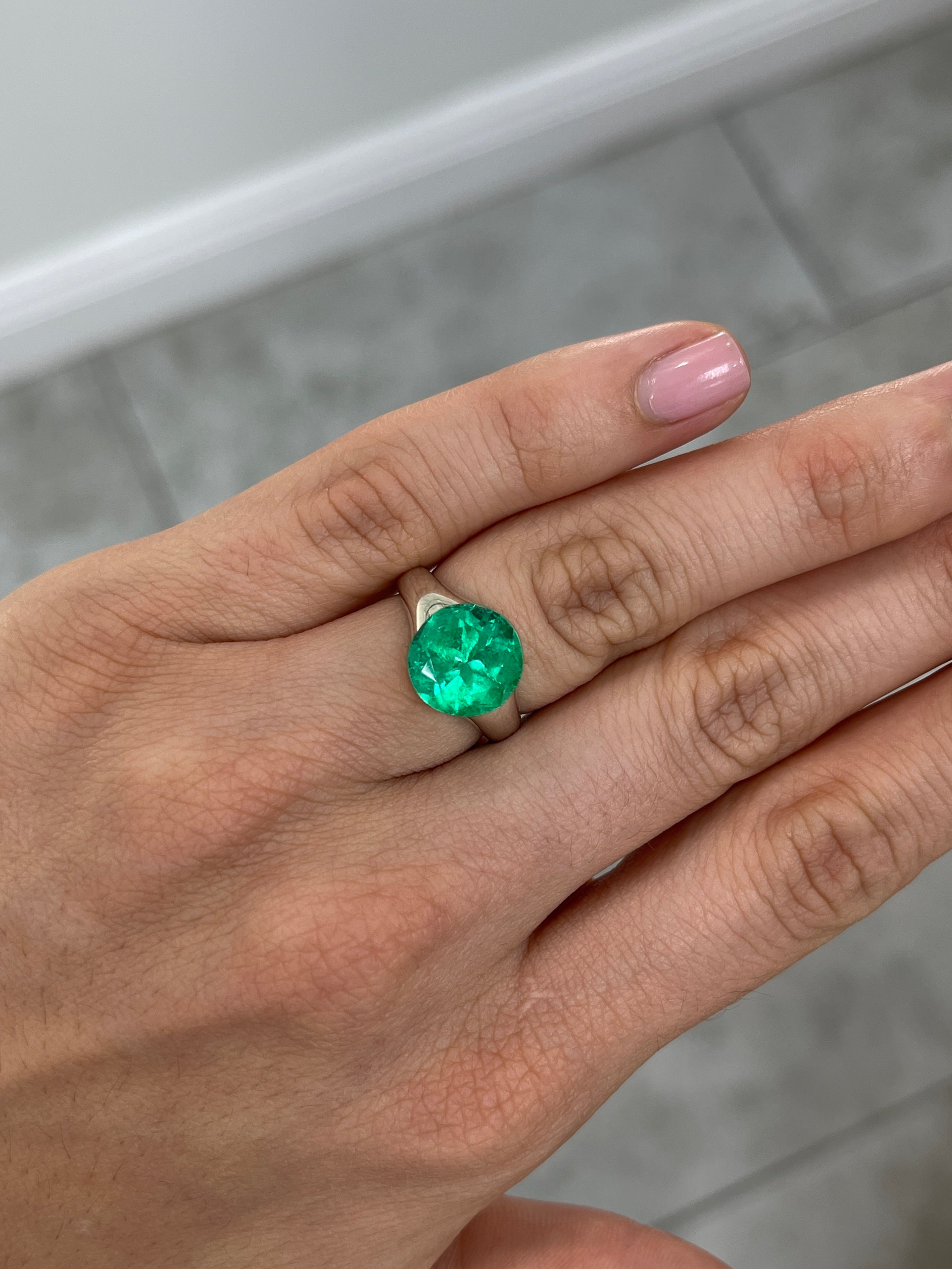 5.48 Carat 11.3x11.3 Gemmy Vibrant Green Natural Round Colombian Emerald - JR Colombian Emeralds