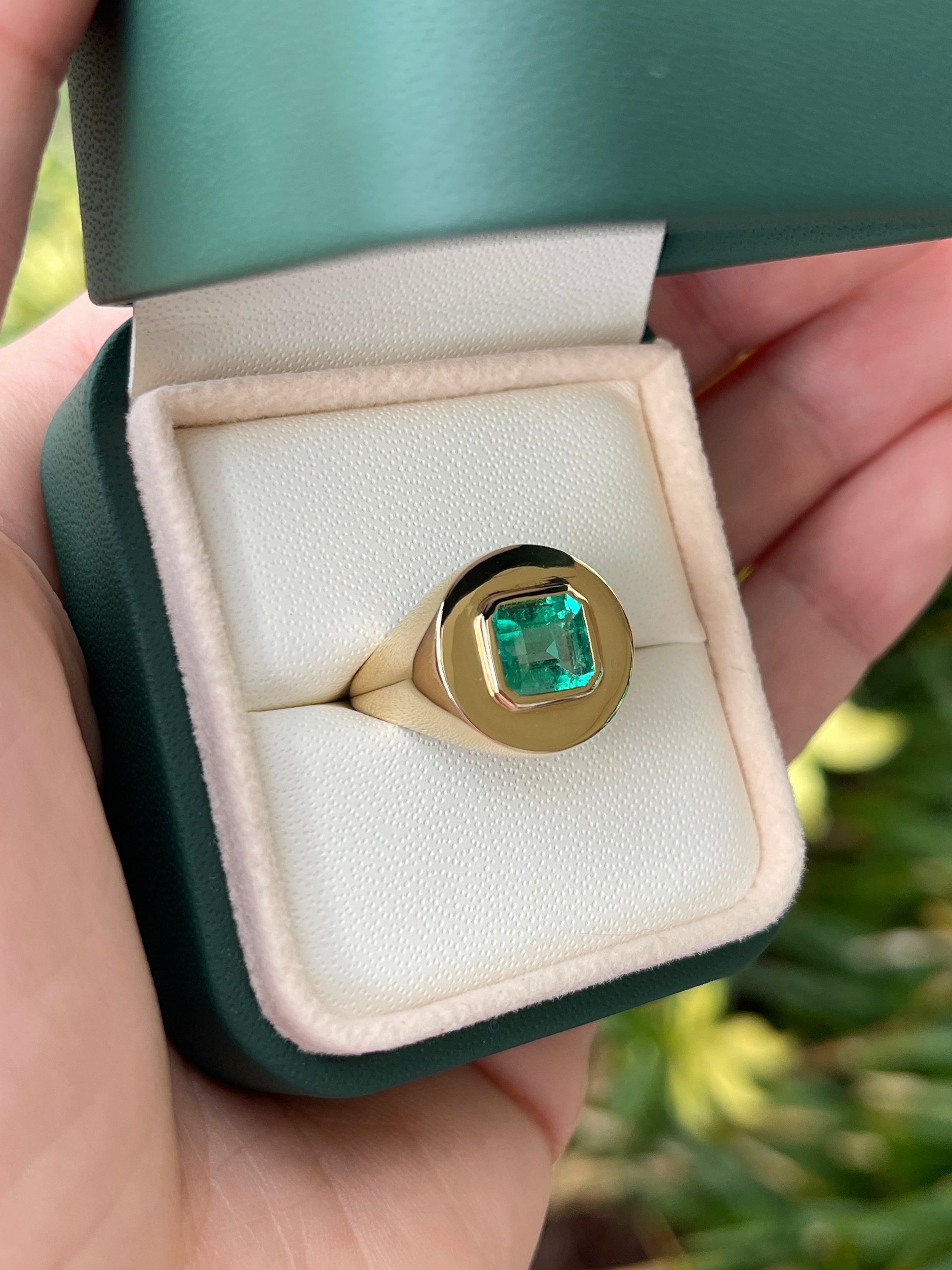 1.50cts 18K Colombian Emerald Mens Bezel Solitaire Signet Ring