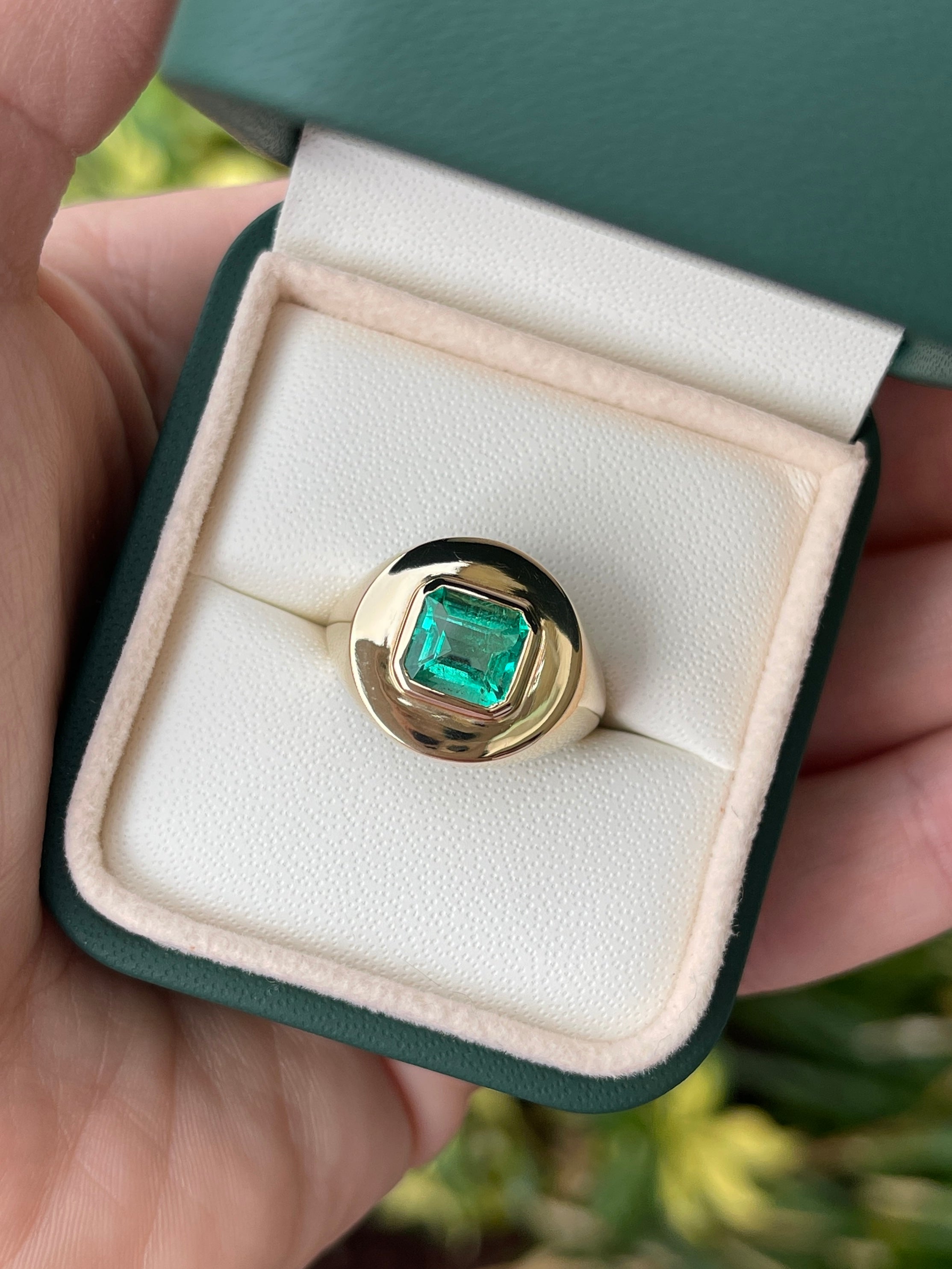 1.50cts 18K Colombian Emerald Mens Bezel Solitaire Signet Ring