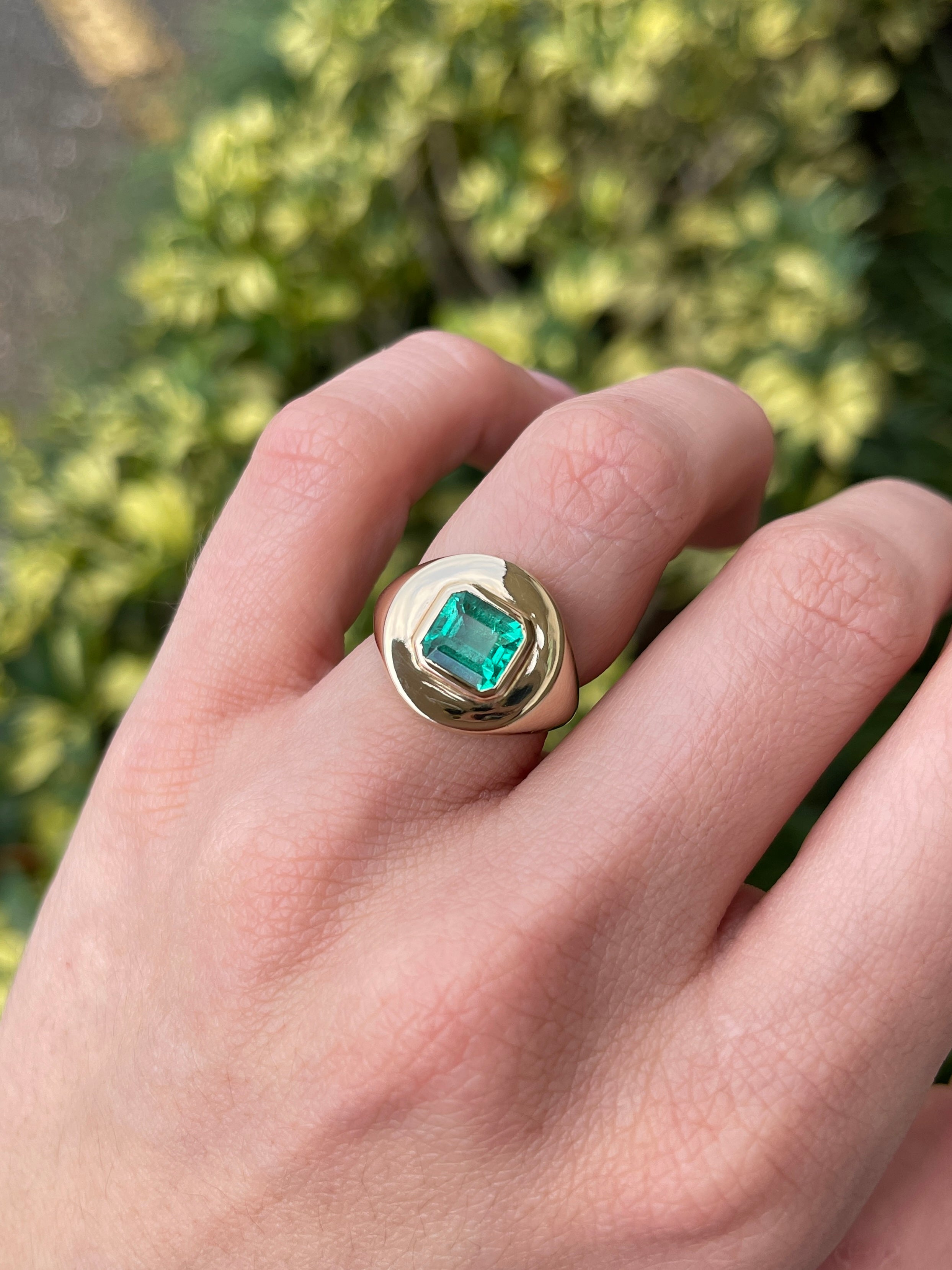 1.50cts 18K Colombian Emerald Mens Bezel Solitaire Signet Ring