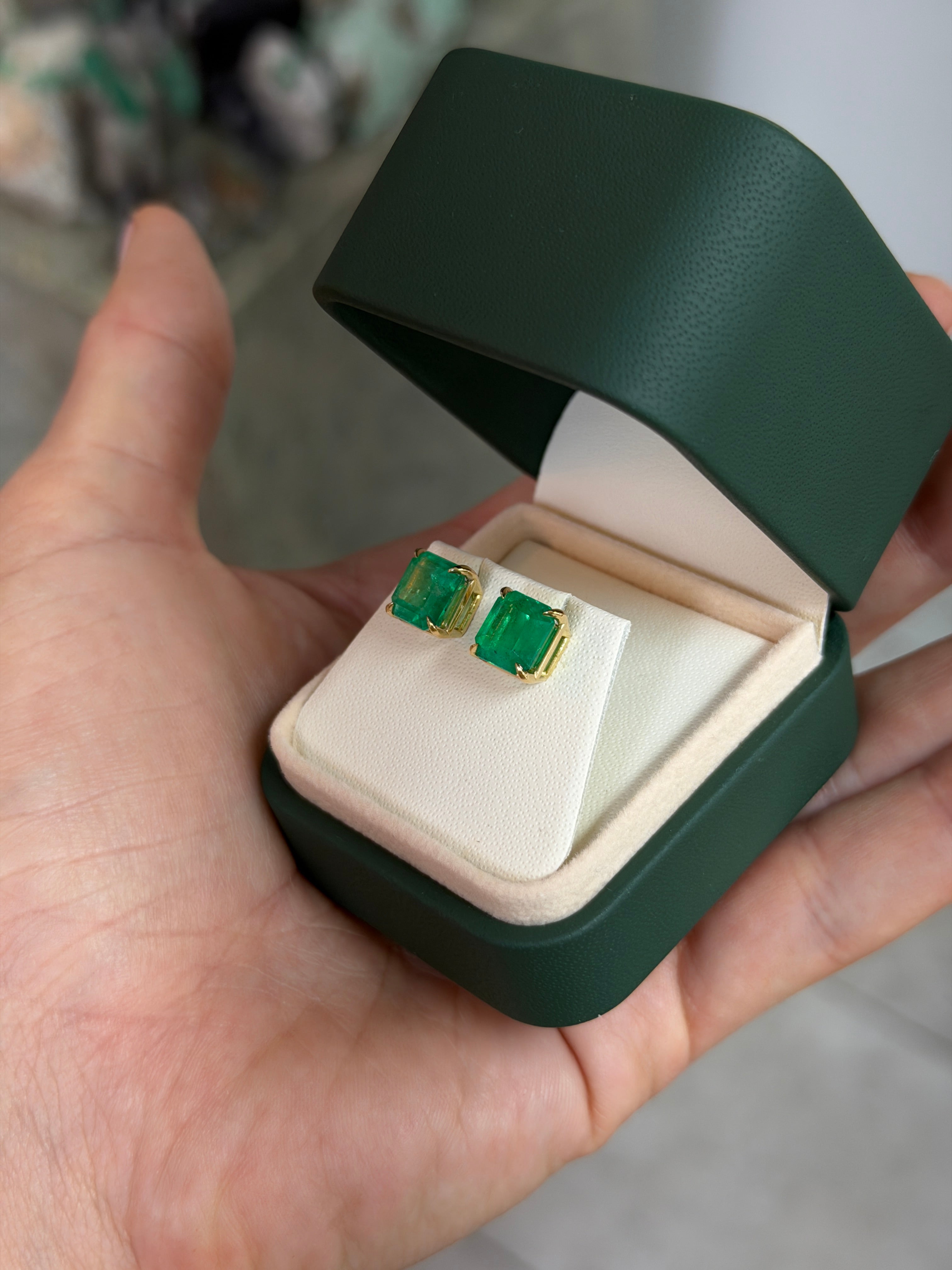 5,39 Karat, feiner kolumbianischer Smaragd im Asscher-Schliff aus Muzo, grün, Ohrstecker, 18 Karat