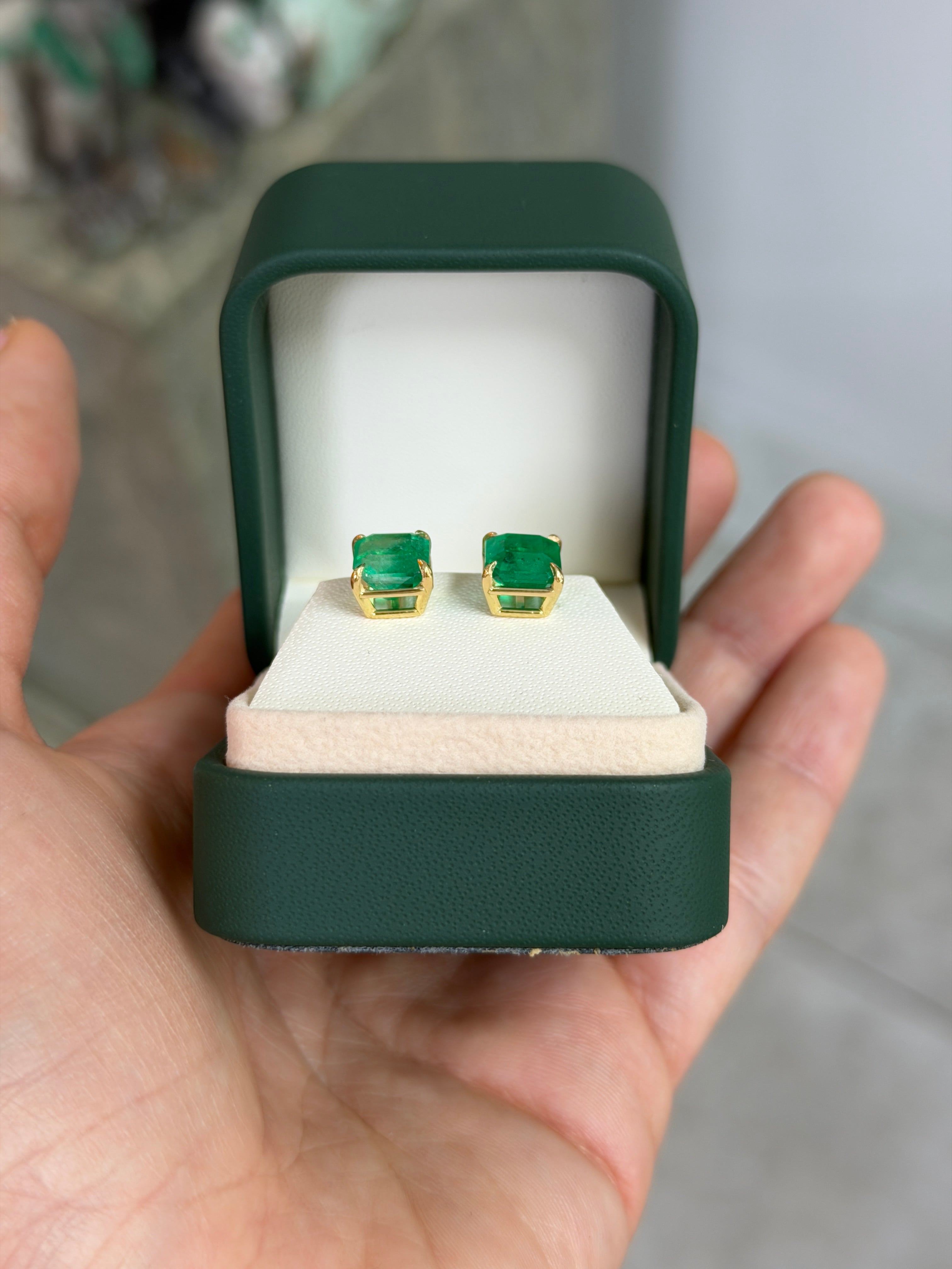 5,39 Karat, feiner kolumbianischer Smaragd im Asscher-Schliff aus Muzo, grün, Ohrstecker, 18 Karat