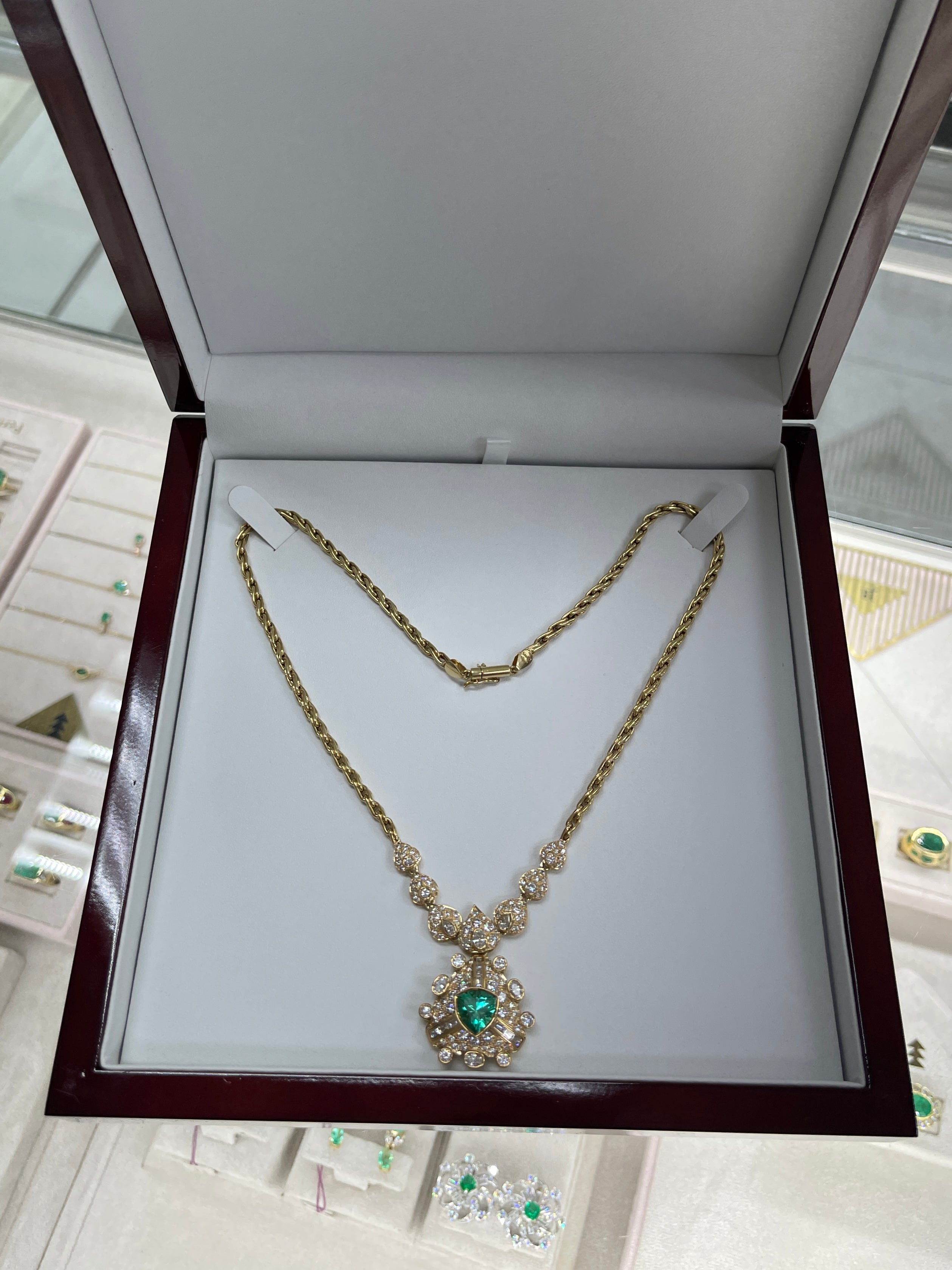 Vintage 1980s Colombian Emerald & Diamond Necklace 18K Gold – 6.28 TCW Trillion-Cut AAA Natural Emerald