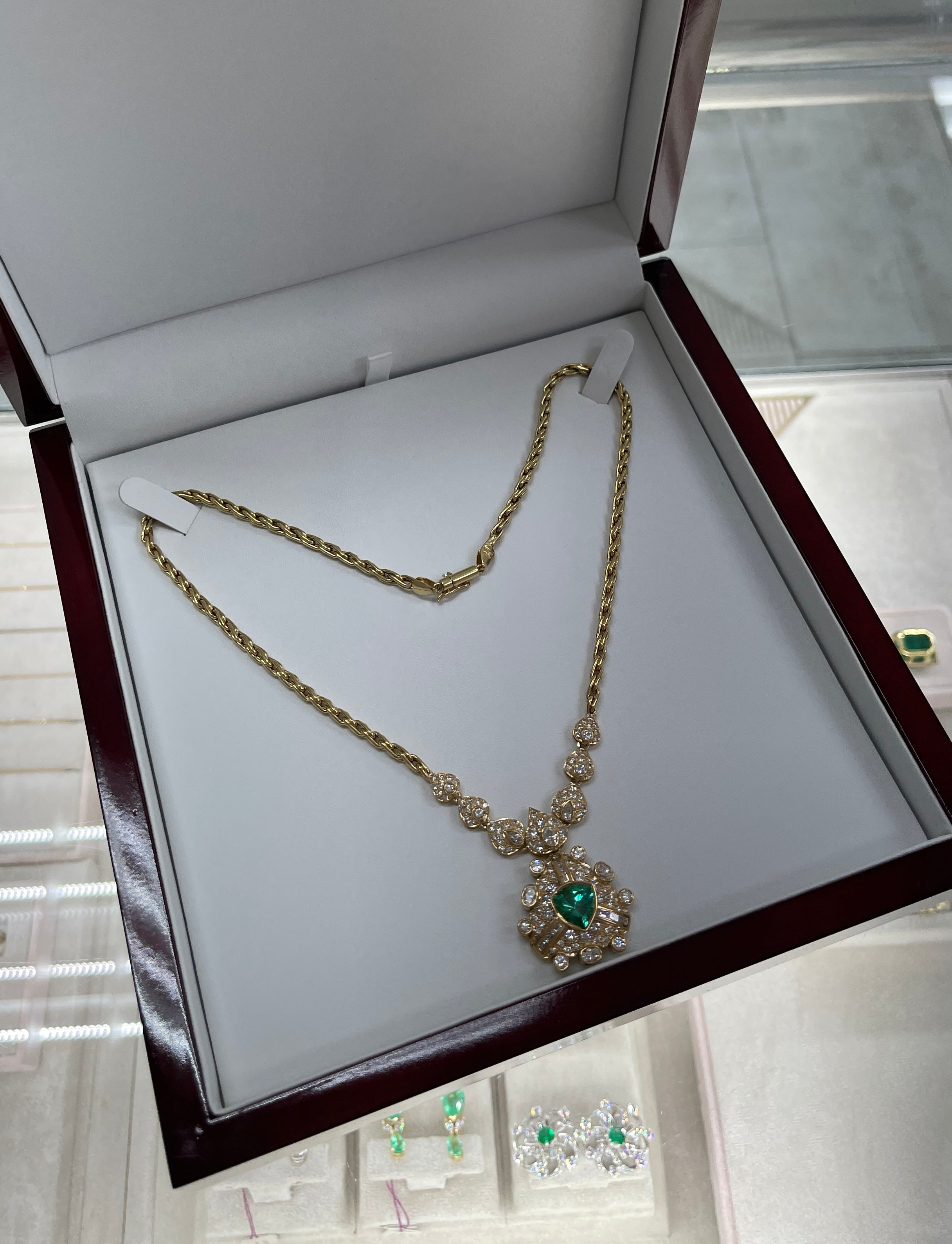 Vintage 1980s Colombian Emerald & Diamond Necklace 18K Gold – 6.28 TCW Trillion-Cut AAA Natural Emerald