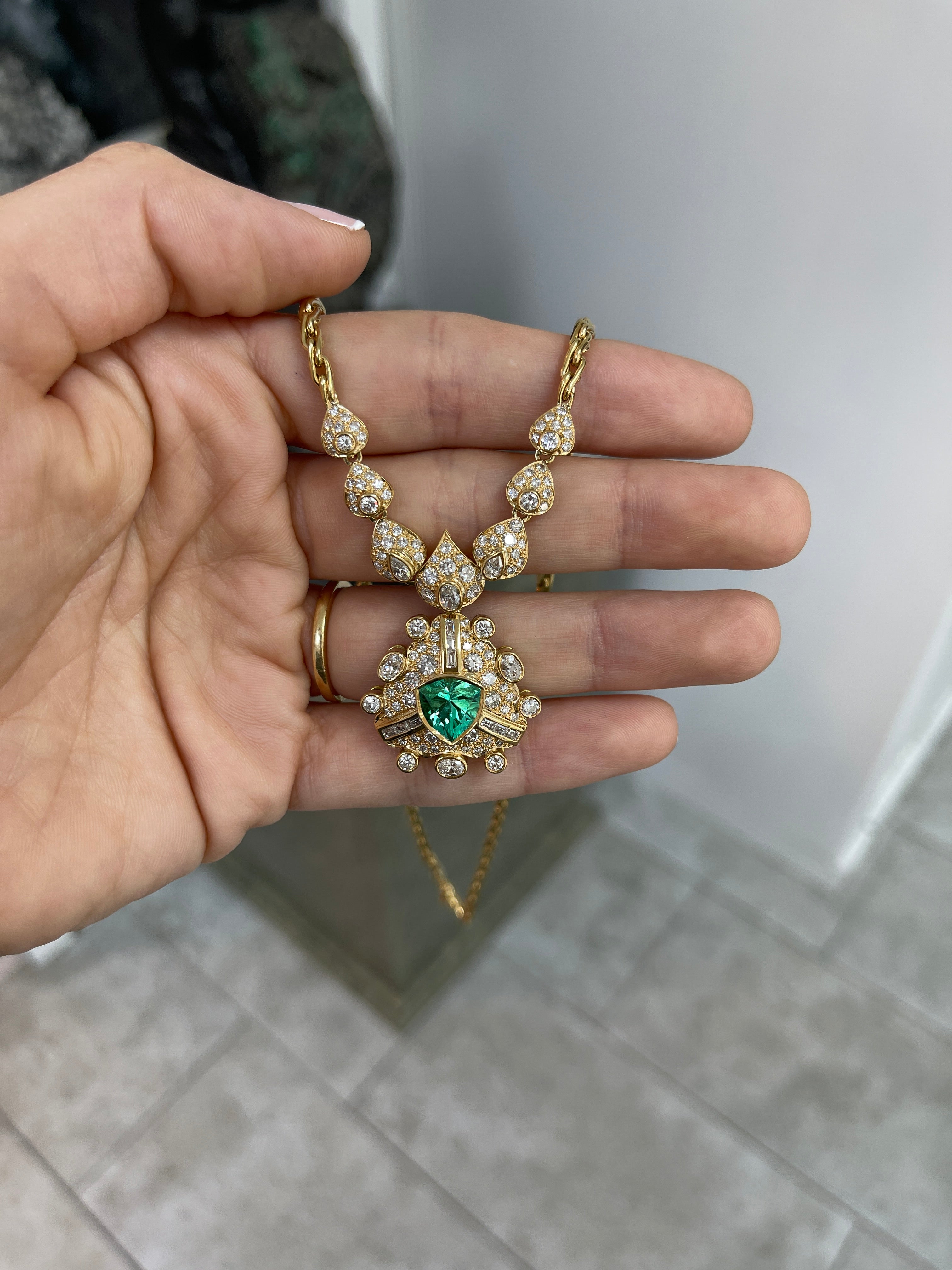 Vintage 1980s Colombian Emerald & Diamond Necklace 18K Gold – 6.28 TCW Trillion-Cut AAA Natural Emerald