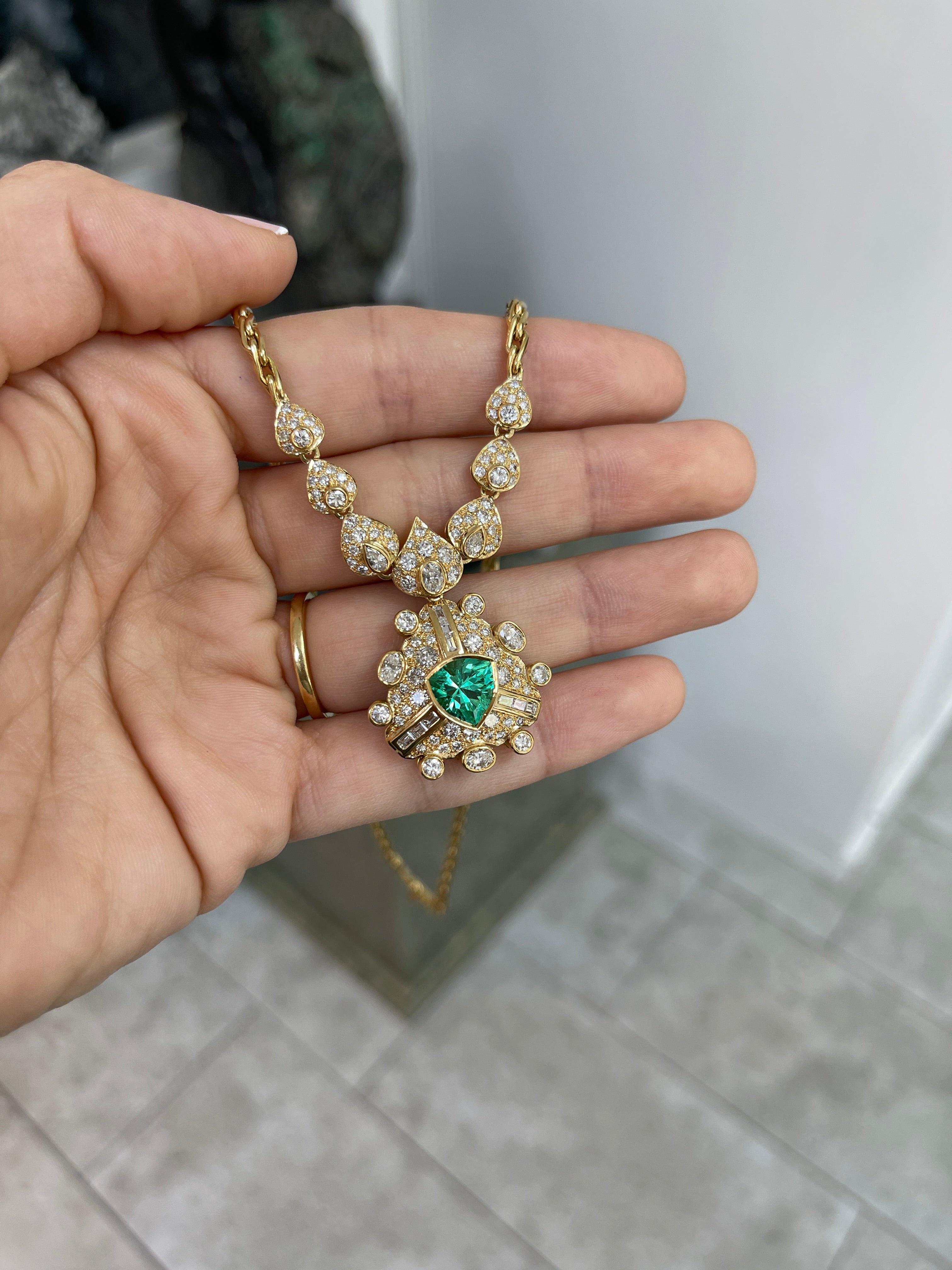 Vintage 1980s Colombian Emerald & Diamond Necklace 18K Gold – 6.28 TCW Trillion-Cut AAA Natural Emerald