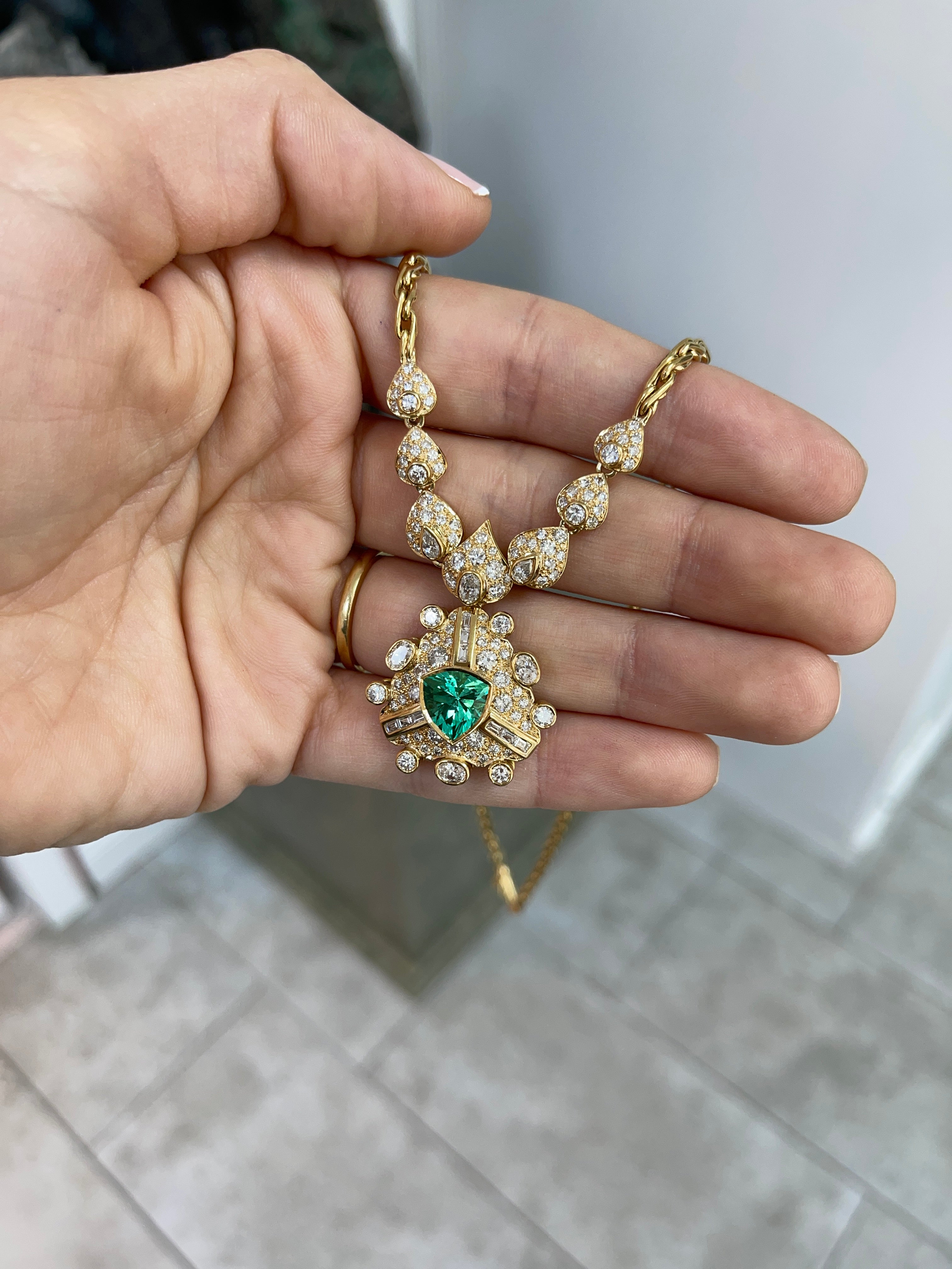 Vintage 1980s Colombian Emerald & Diamond Necklace 18K Gold – 6.28 TCW Trillion-Cut AAA Natural Emerald