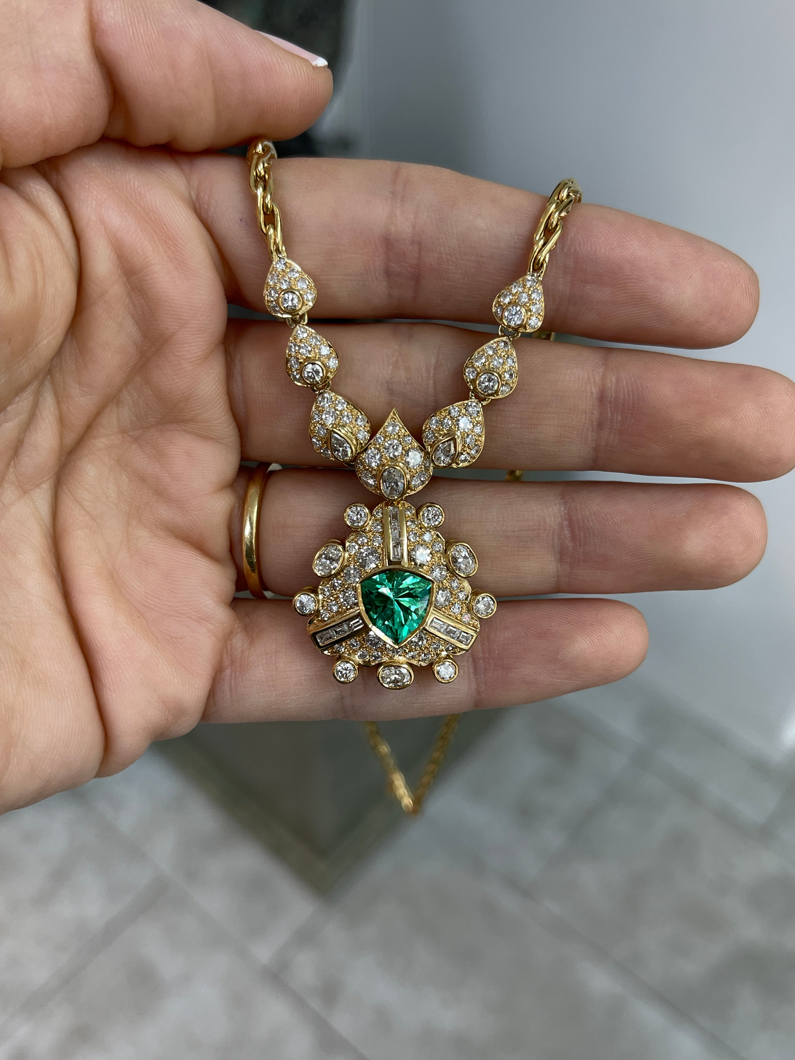 Vintage 1980s Colombian Emerald & Diamond Necklace 18K Gold – 6.28 TCW Trillion-Cut AAA Natural Emerald