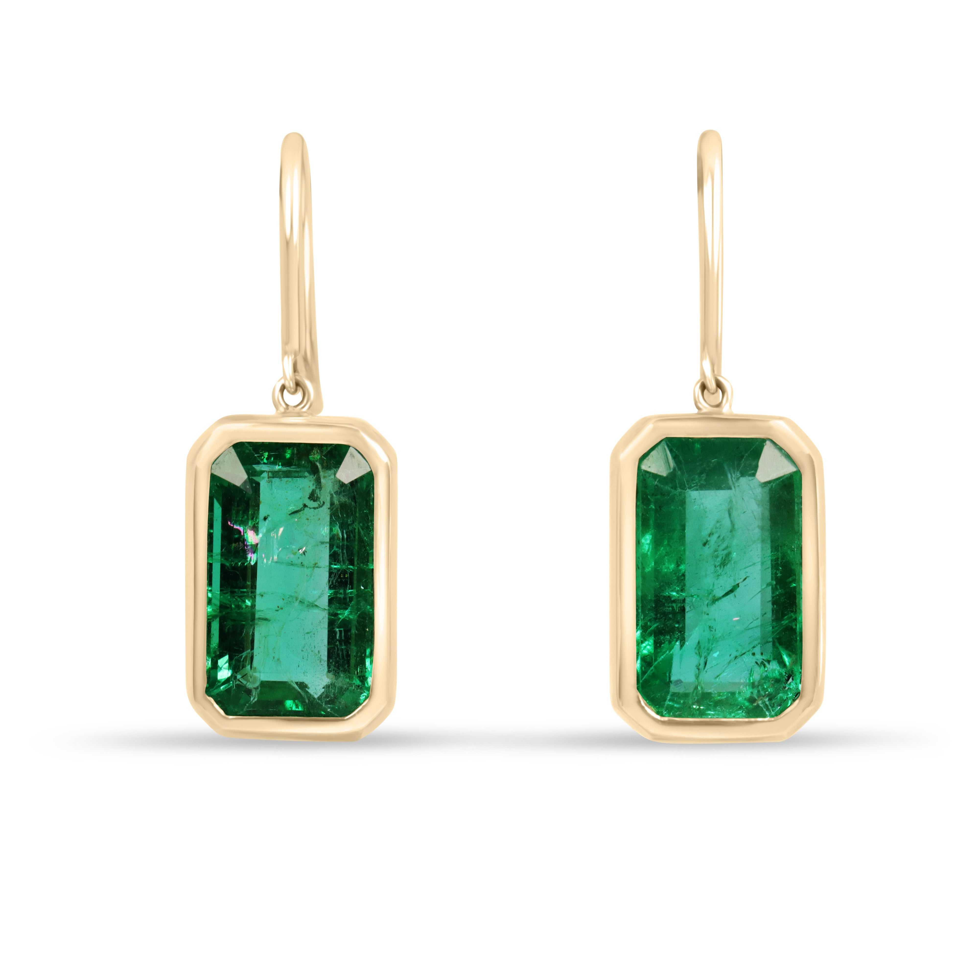 Orecchini pendenti con smeraldi naturali verde intenso da 7,90 carati incastonati a castone in oro 18 carati