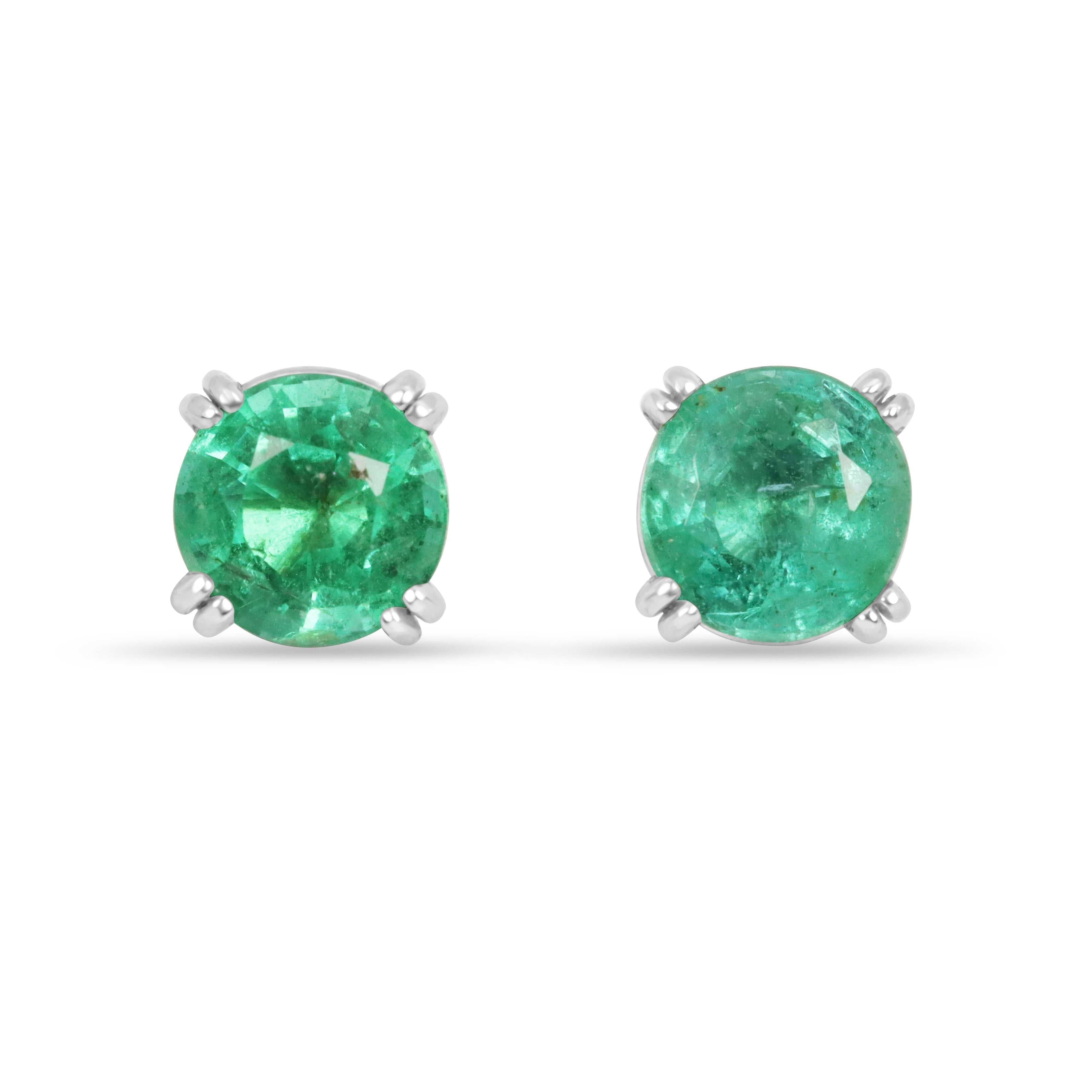 Boucles d'oreilles à clous rondes de 1,09 carat au total, avec des émeraudes de 5 mm serties à double griffe, en or blanc 14 carats, ornées d'émeraudes de Zambie de couleur vert jaunâtre-bleuâtre