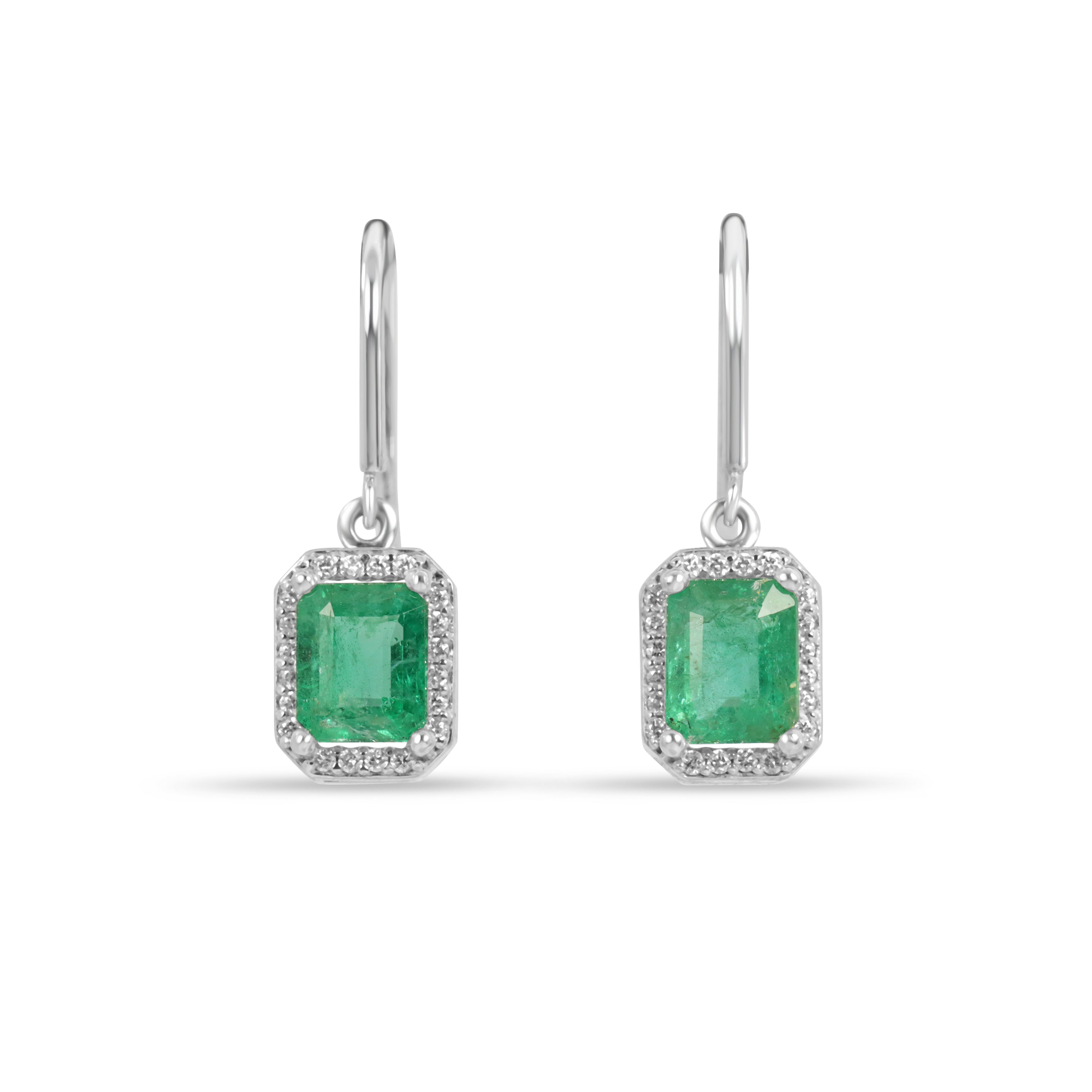 1,72 Karat natürliche Smaragde im Smaragdschliff mit Diamant-Halo-Haken-Ohrringe aus 14 Karat Weißgold