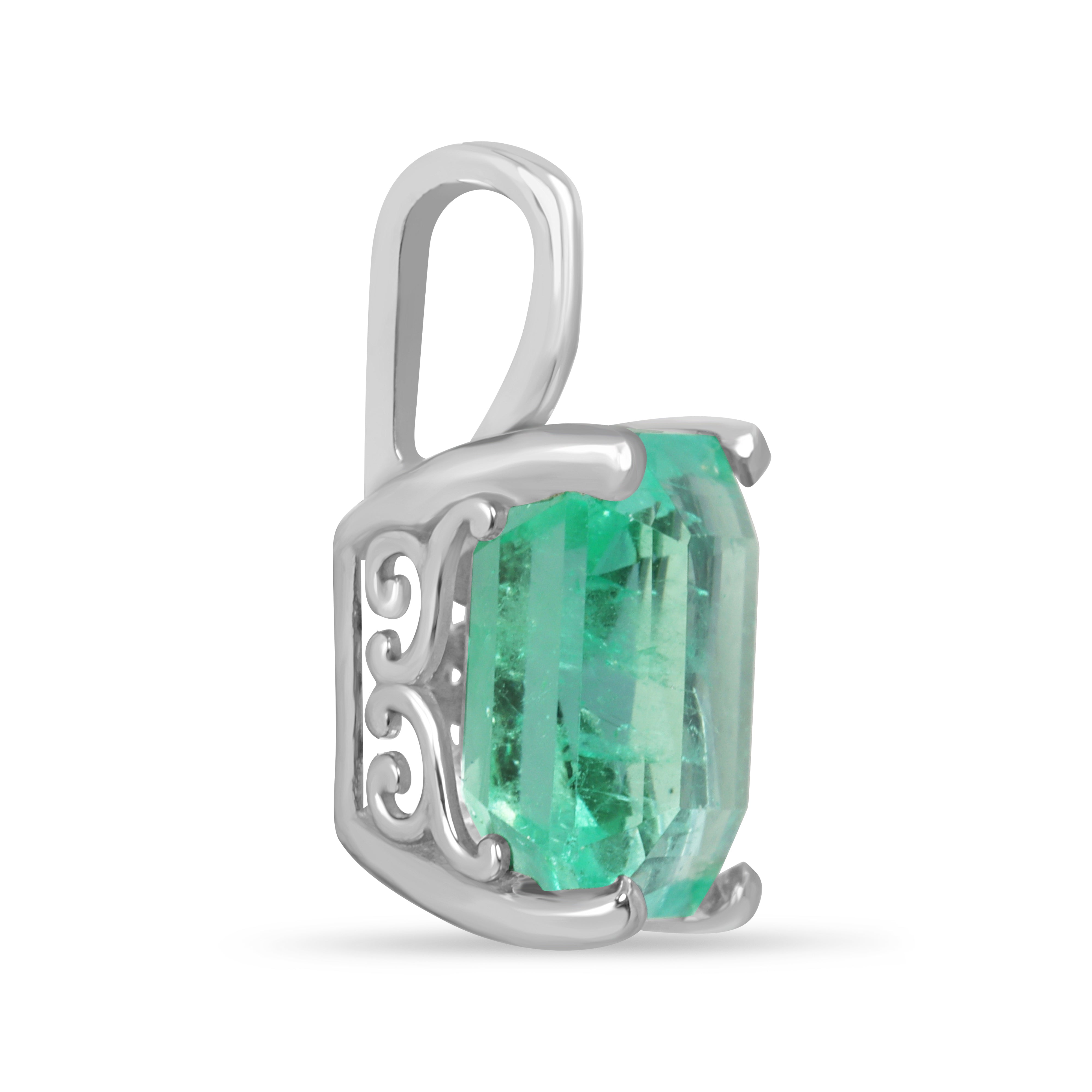 Collana solitaria in oro bianco 14 carati con smeraldo colombiano e motivo a giglio, impreziosita da uno smeraldo da 2,20 carati, caratterizzata da un elegante design.