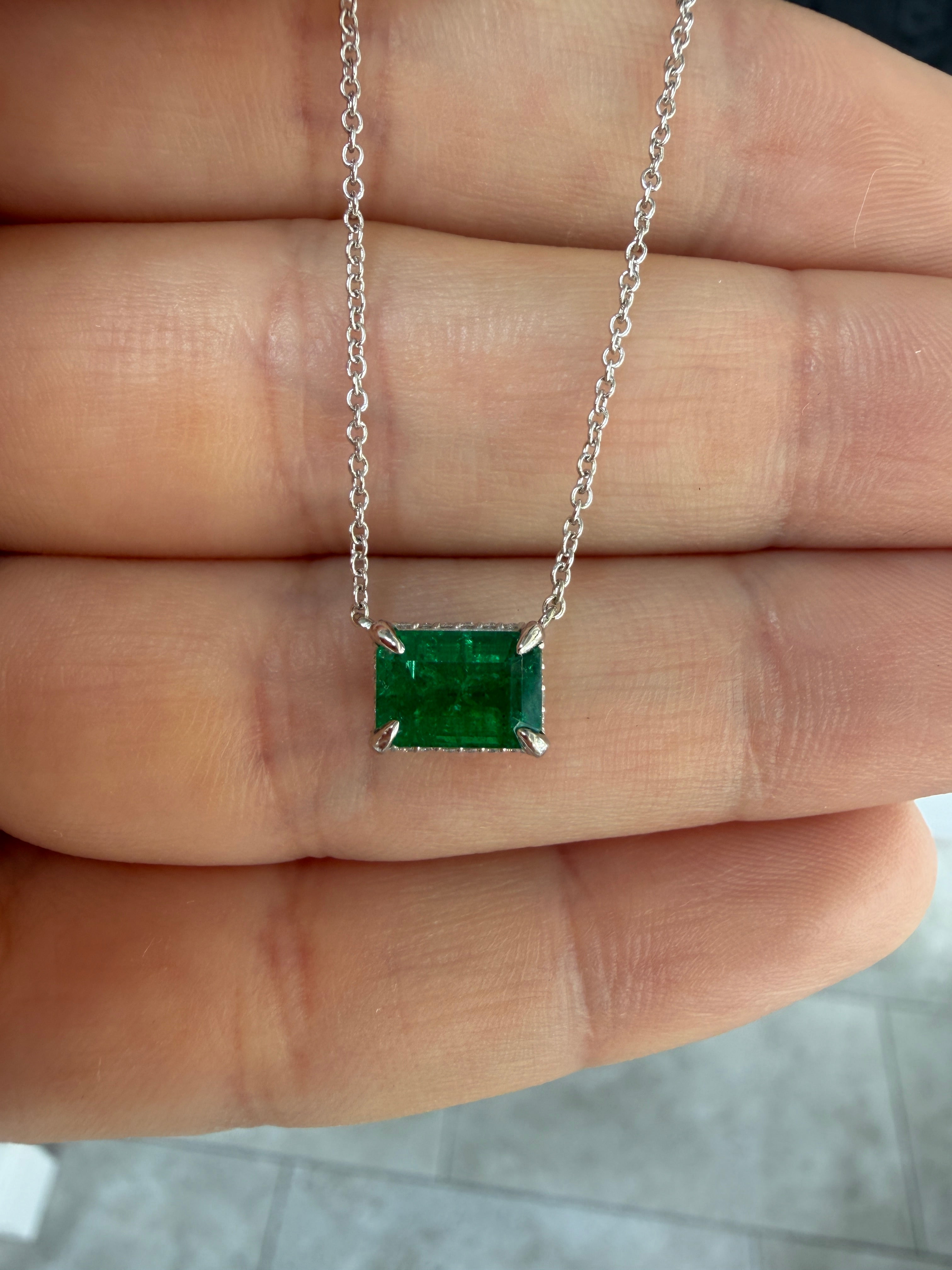 Collana fissa in platino con smeraldo naturale AAA da 1,57 carati (peso totale) orientato est-ovest e corona di diamanti nascosta